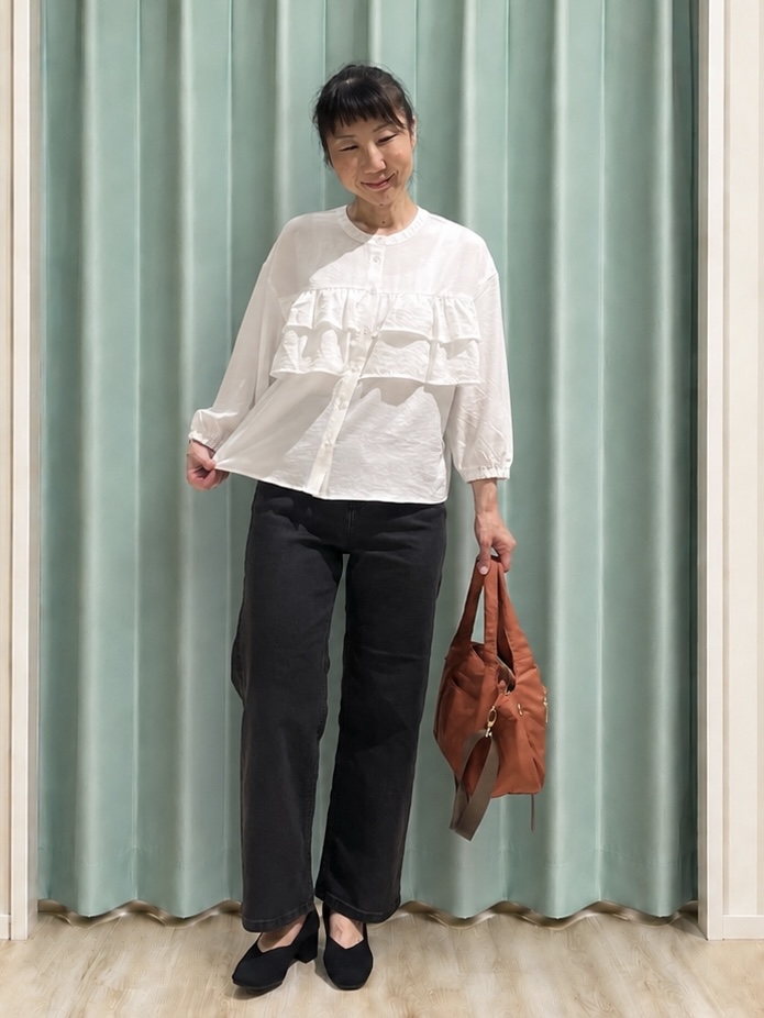 まつみさんの「SHOO･LA･RUE｜【S-LL/洗濯機可】1枚で華やか ティアードフリルブラウス」を使ったコーディネート