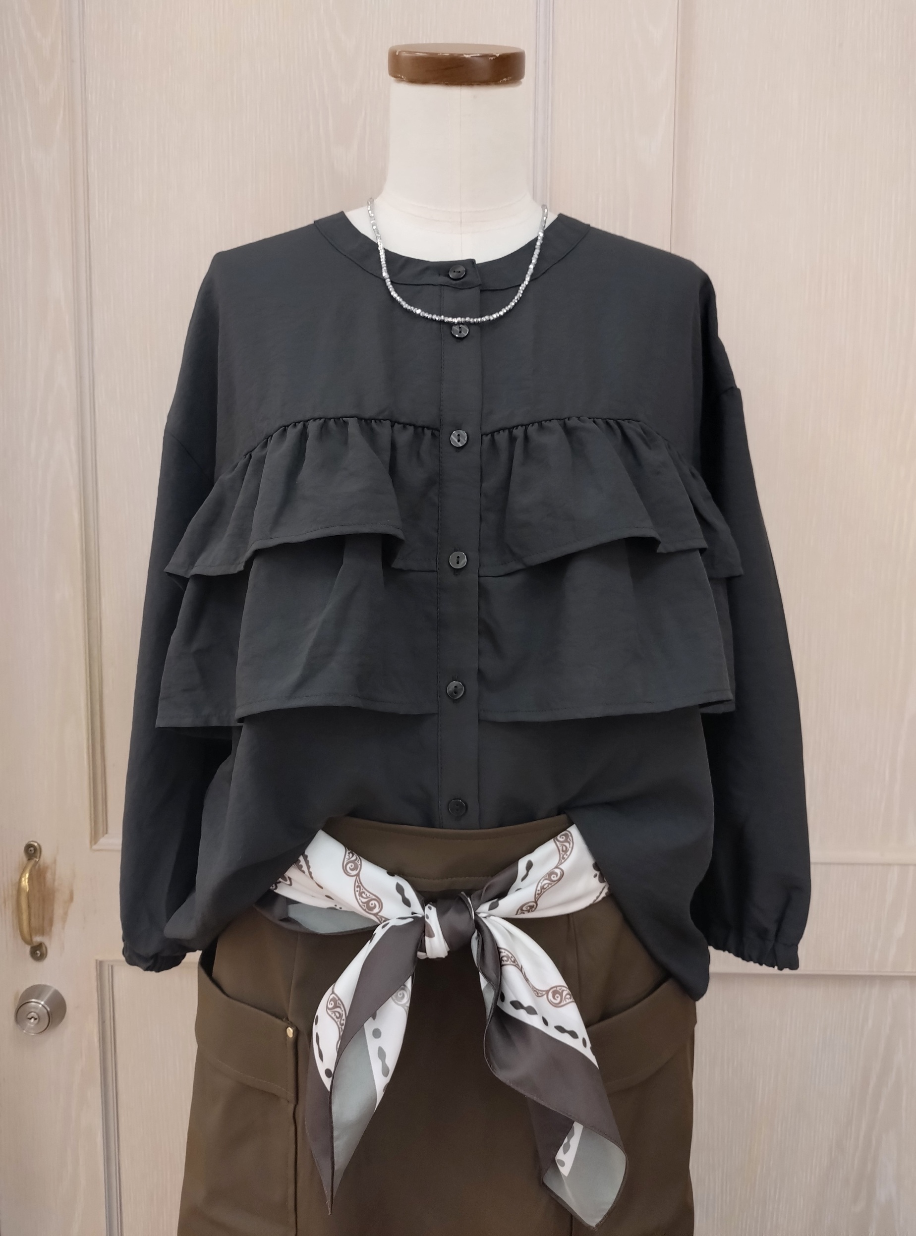 asaさんの「SHOO･LA･RUE｜【S-LL/洗濯機可】1枚で華やか ティアードフリルブラウス」を使ったコーディネート