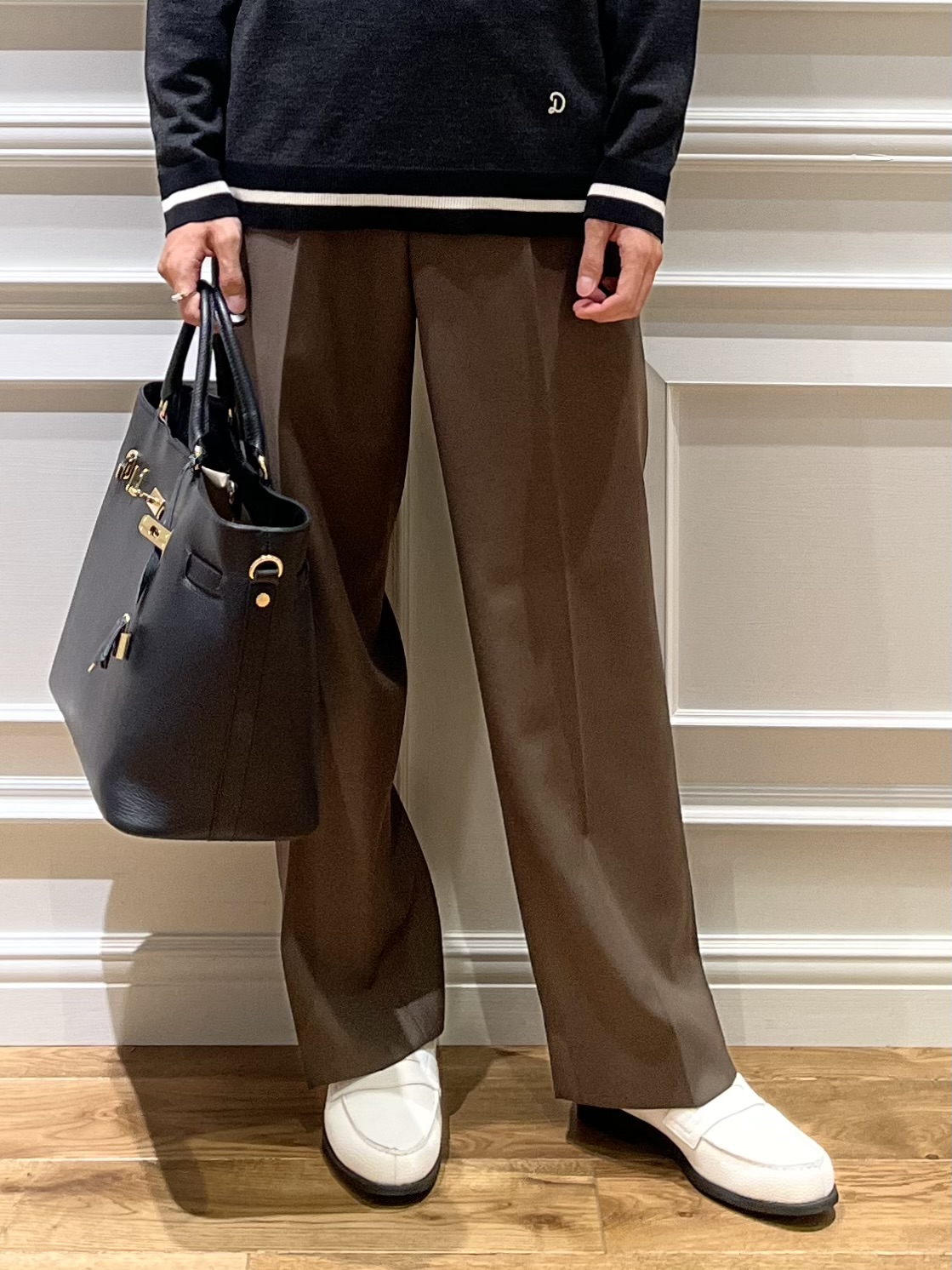 Watanabeさんの「DRESSTERIOR｜【ウォッシャブル】ファインメリノVネックニット」を使ったコーディネート