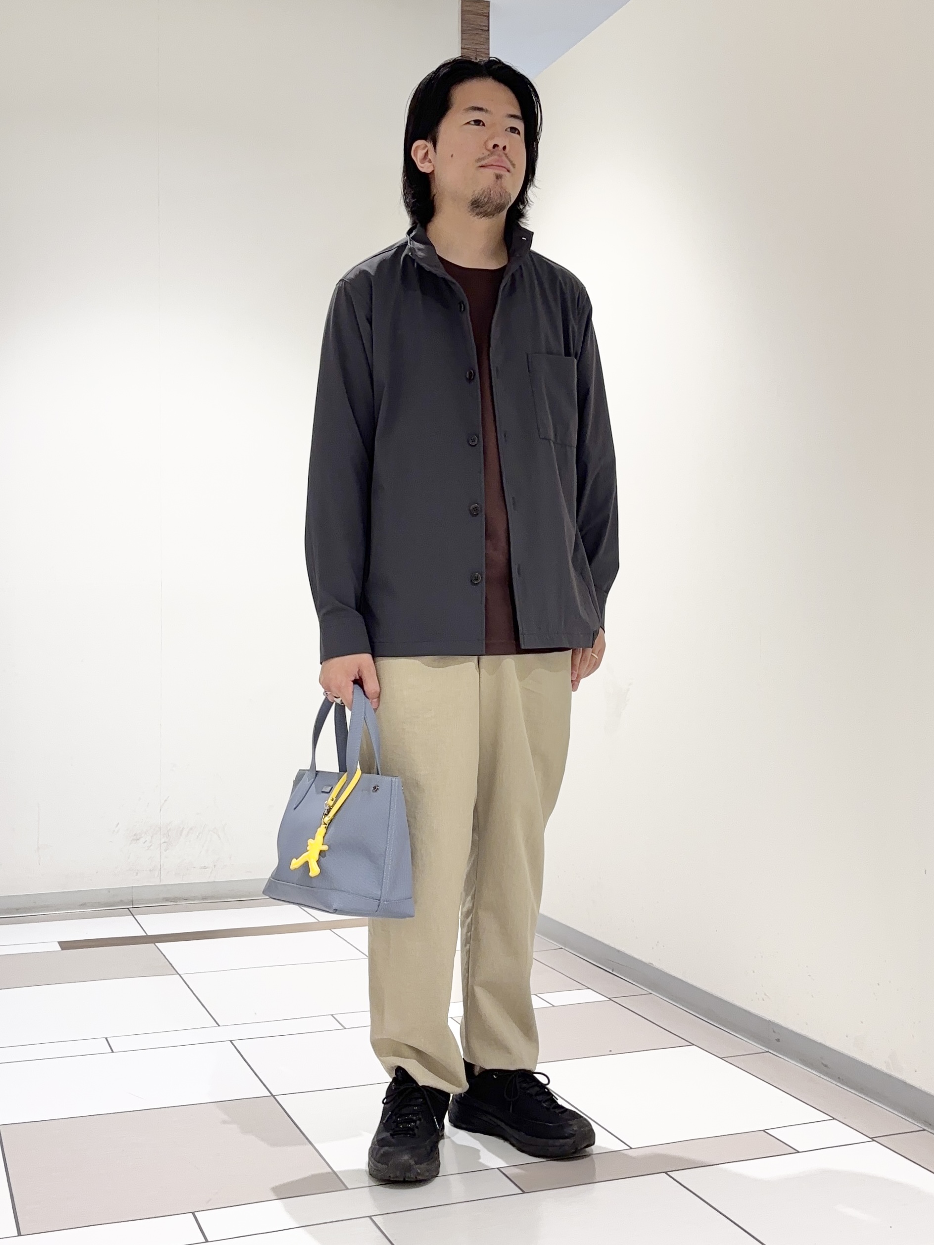 及川さんの「TAKEO KIKUCHI｜3Dナイロンストレッチ　スタンドカラーブルゾン」を使ったコーディネート