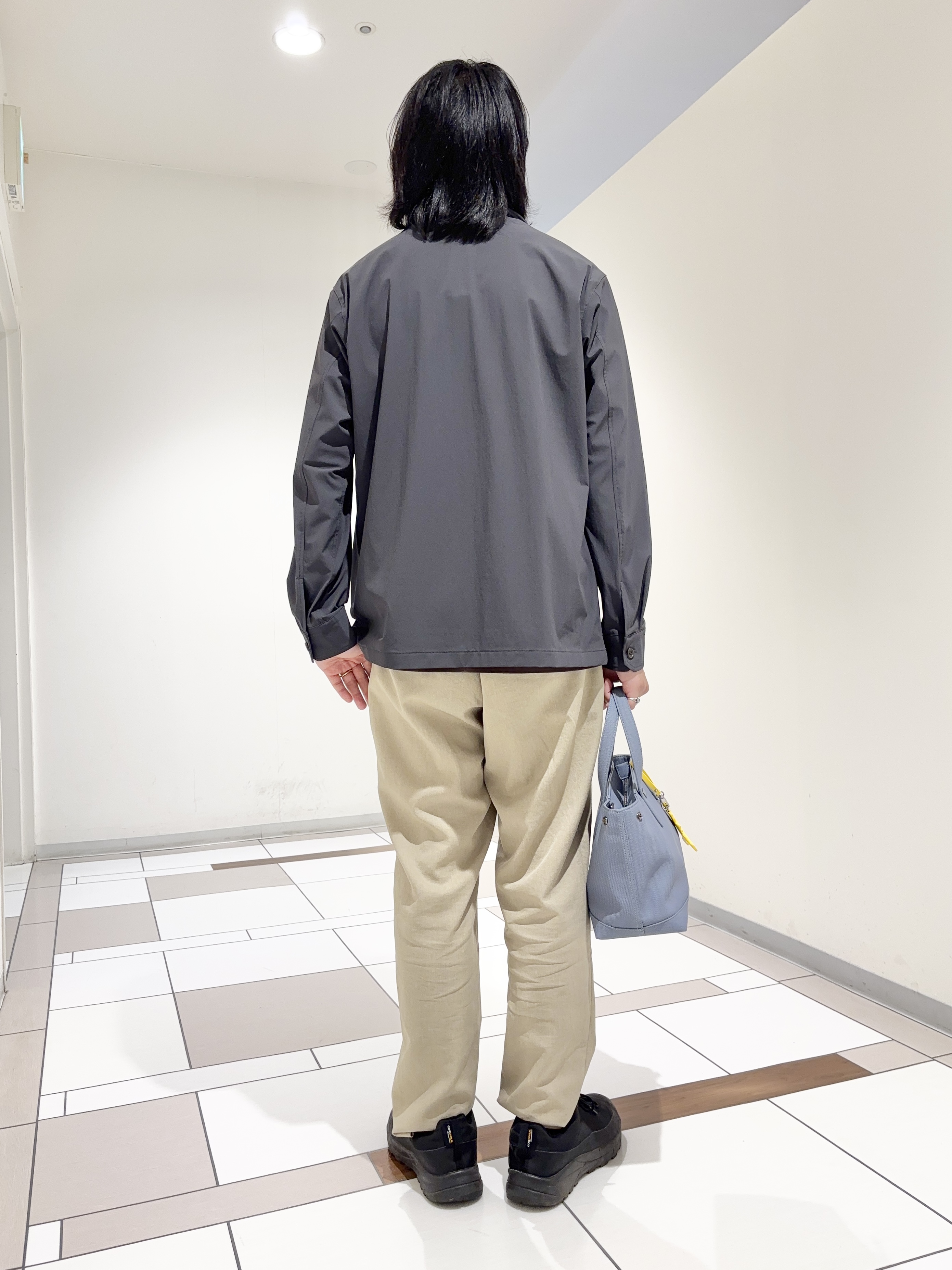 及川さんの「TAKEO KIKUCHI｜3Dナイロンストレッチ　スタンドカラーブルゾン」を使ったコーディネート