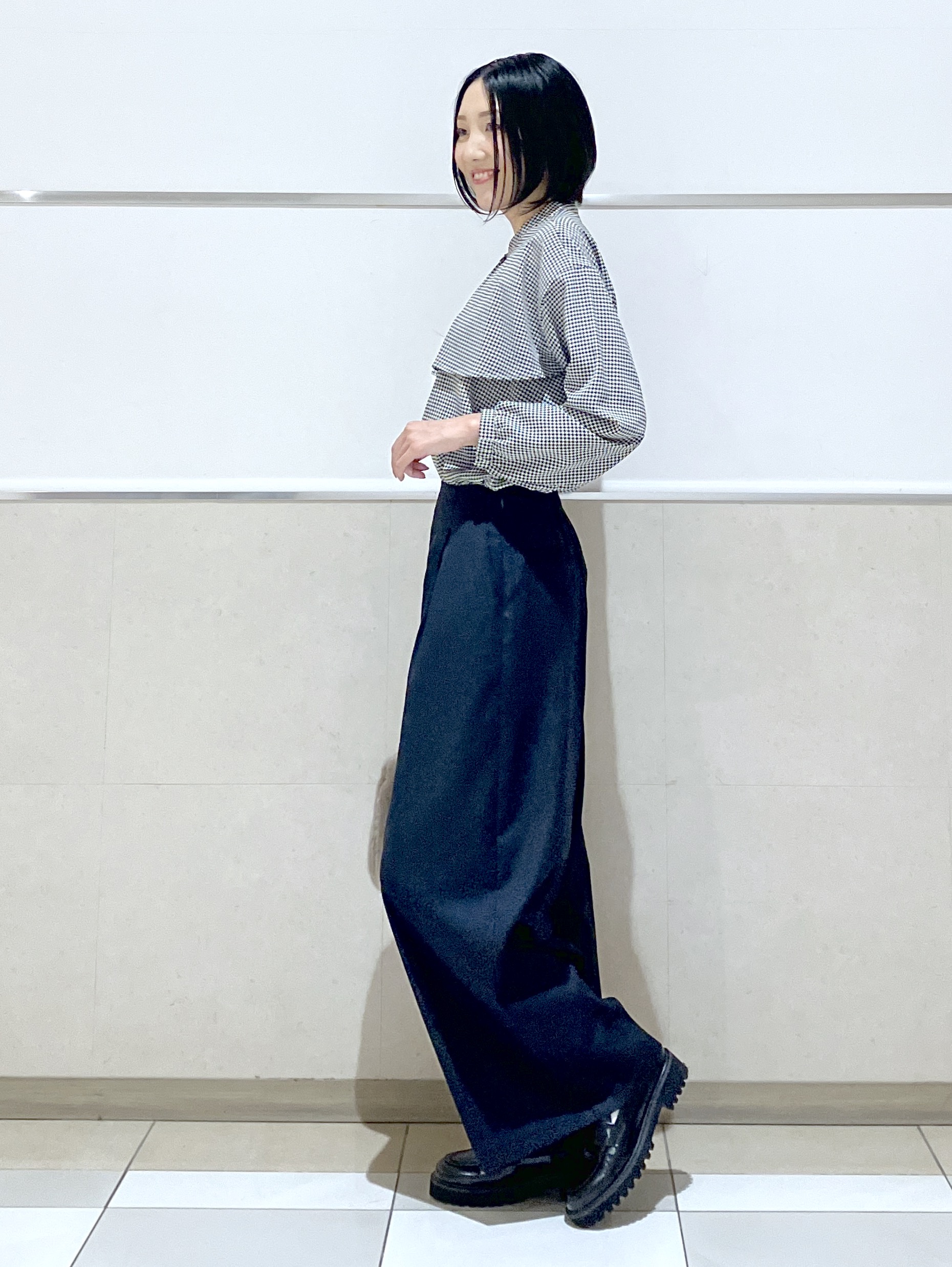 eriko さんの「Dessin｜【秋羽織り/洗える】ハウンドトゥースフリルブラウス」を使ったコーディネート