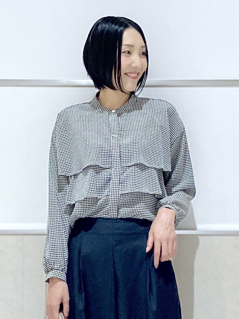 eriko さんの「Dessin｜【秋羽織り/洗える】ハウンドトゥースフリルブラウス」を使ったコーディネート