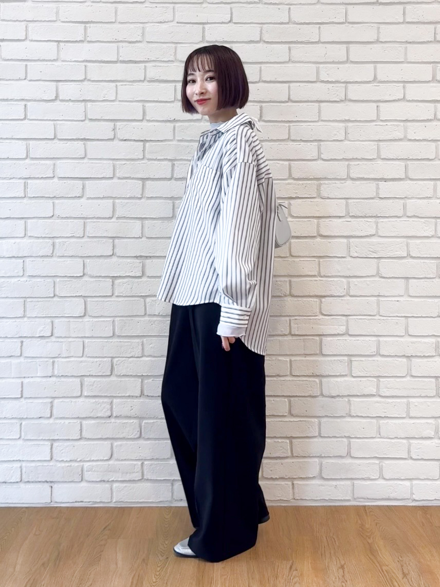 𝐜𝐡𝐢𝐤𝐚さんの「SHOO･LA･RUE｜【洗濯後しわになりにくい/S-LL】選べる6パターン 羽織としても活躍する ベーシックシャツ」を使ったコーディネート
