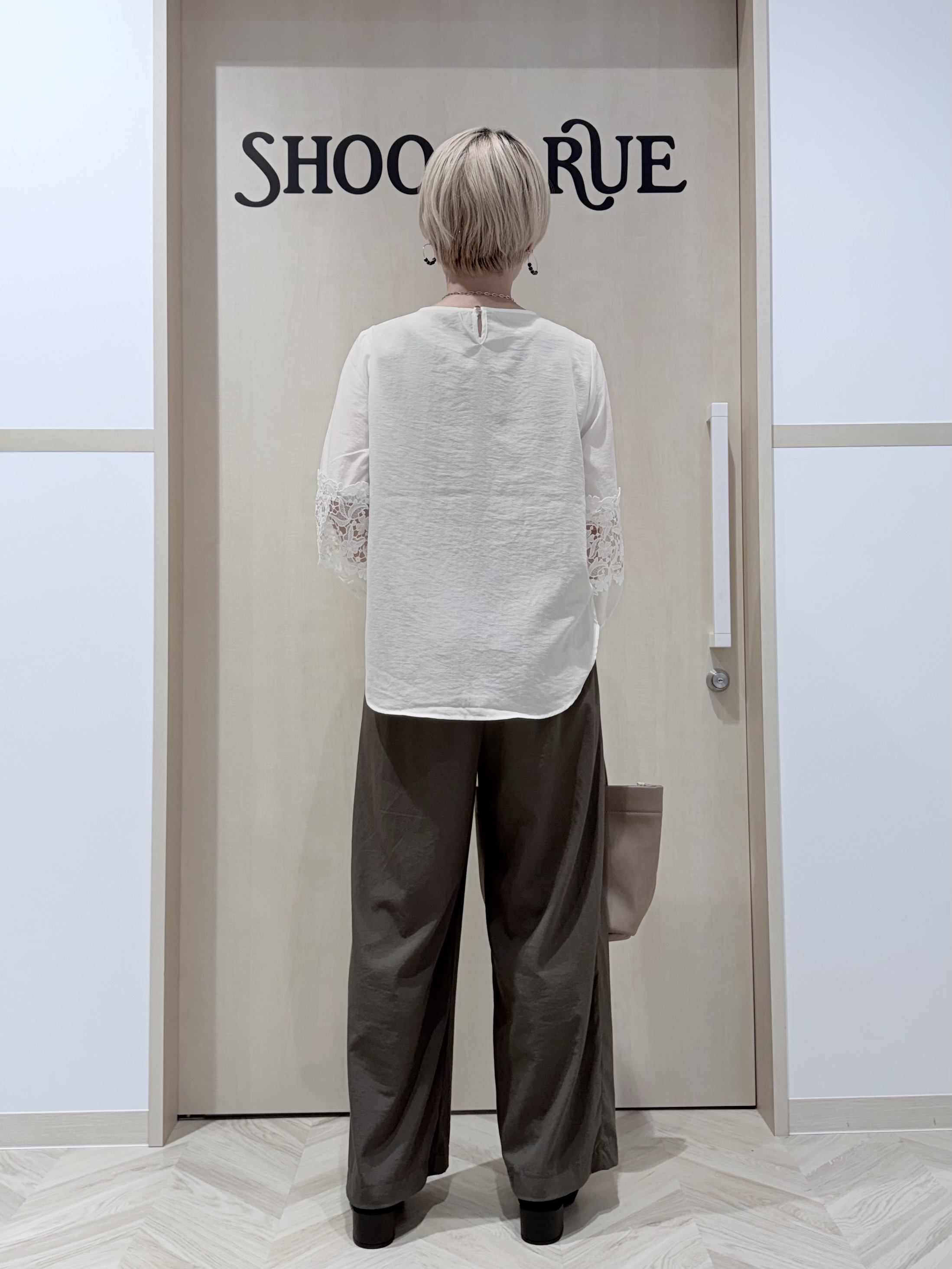 chieさんの「SHOO･LA･RUE｜【洗濯機可/S-LL/洗濯後しわになりにくい】刺繍レースで高見え インせず決まる主役ブラウス」を使ったコーディネート