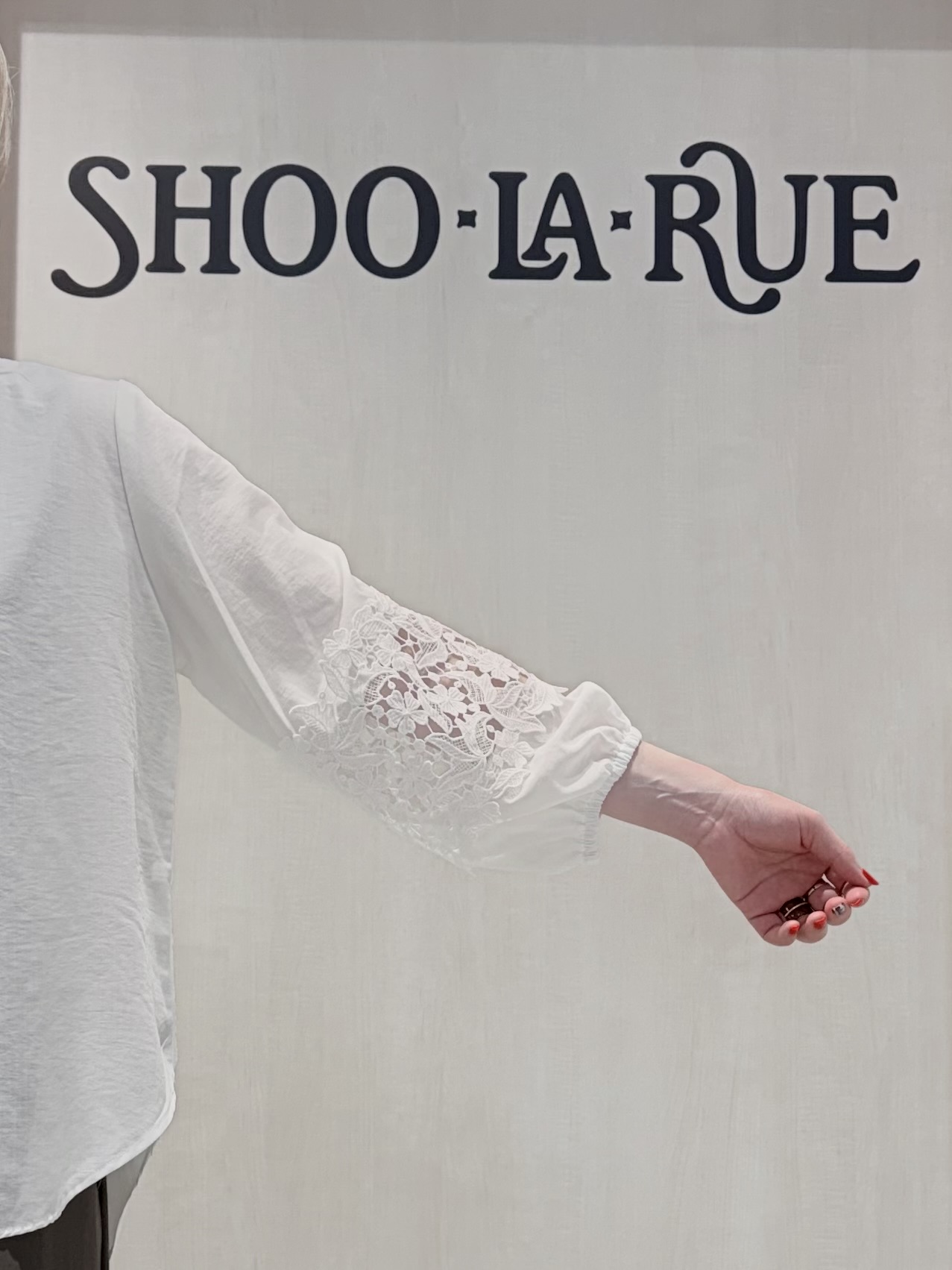 chieさんの「SHOO･LA･RUE｜【洗濯機可/S-LL/洗濯後しわになりにくい】刺繍レースで高見え インせず決まる主役ブラウス」を使ったコーディネート