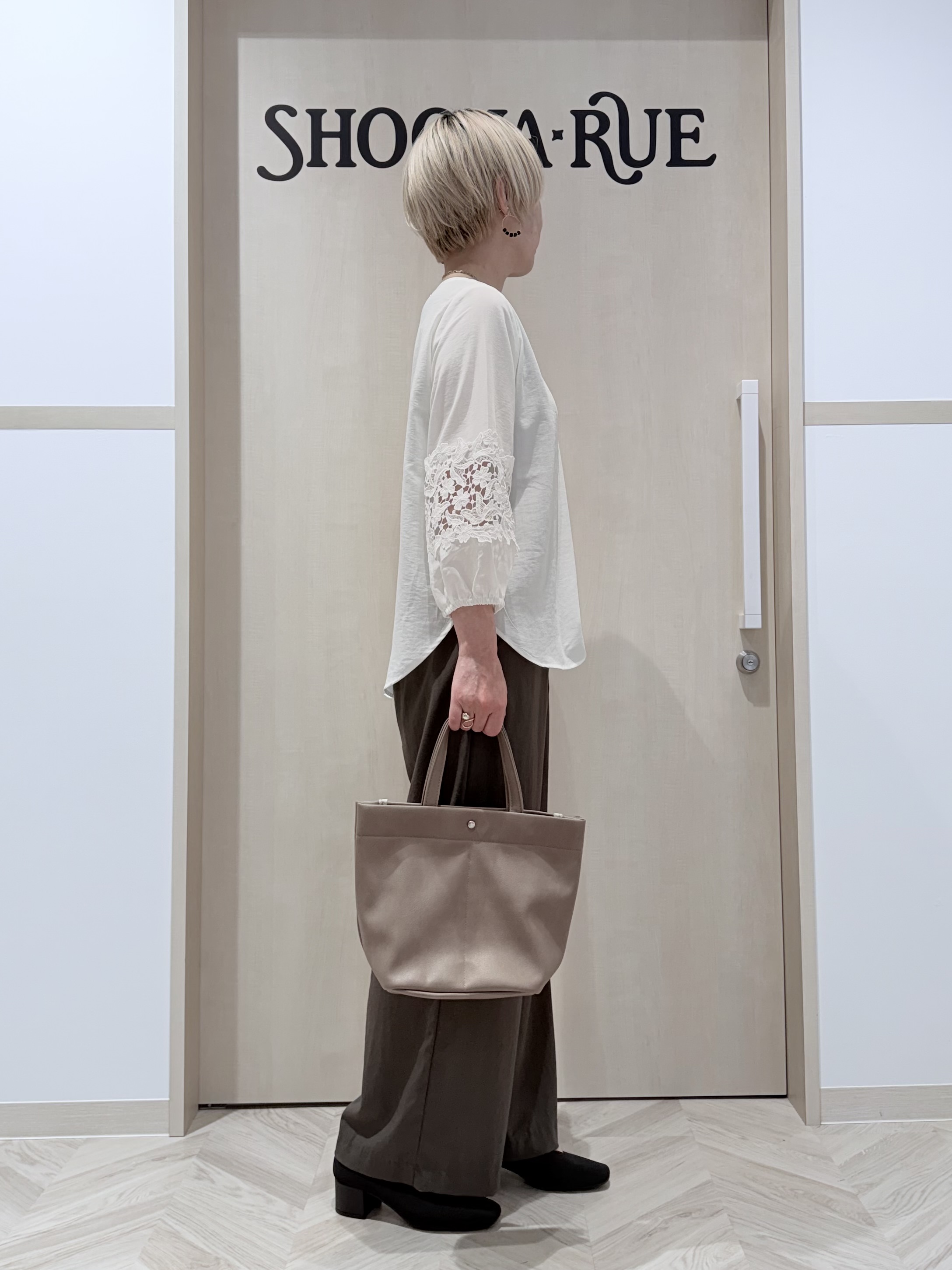 chieさんの「SHOO･LA･RUE｜【洗濯機可/S-LL/洗濯後しわになりにくい】刺繍レースで高見え インせず決まる主役ブラウス」を使ったコーディネート