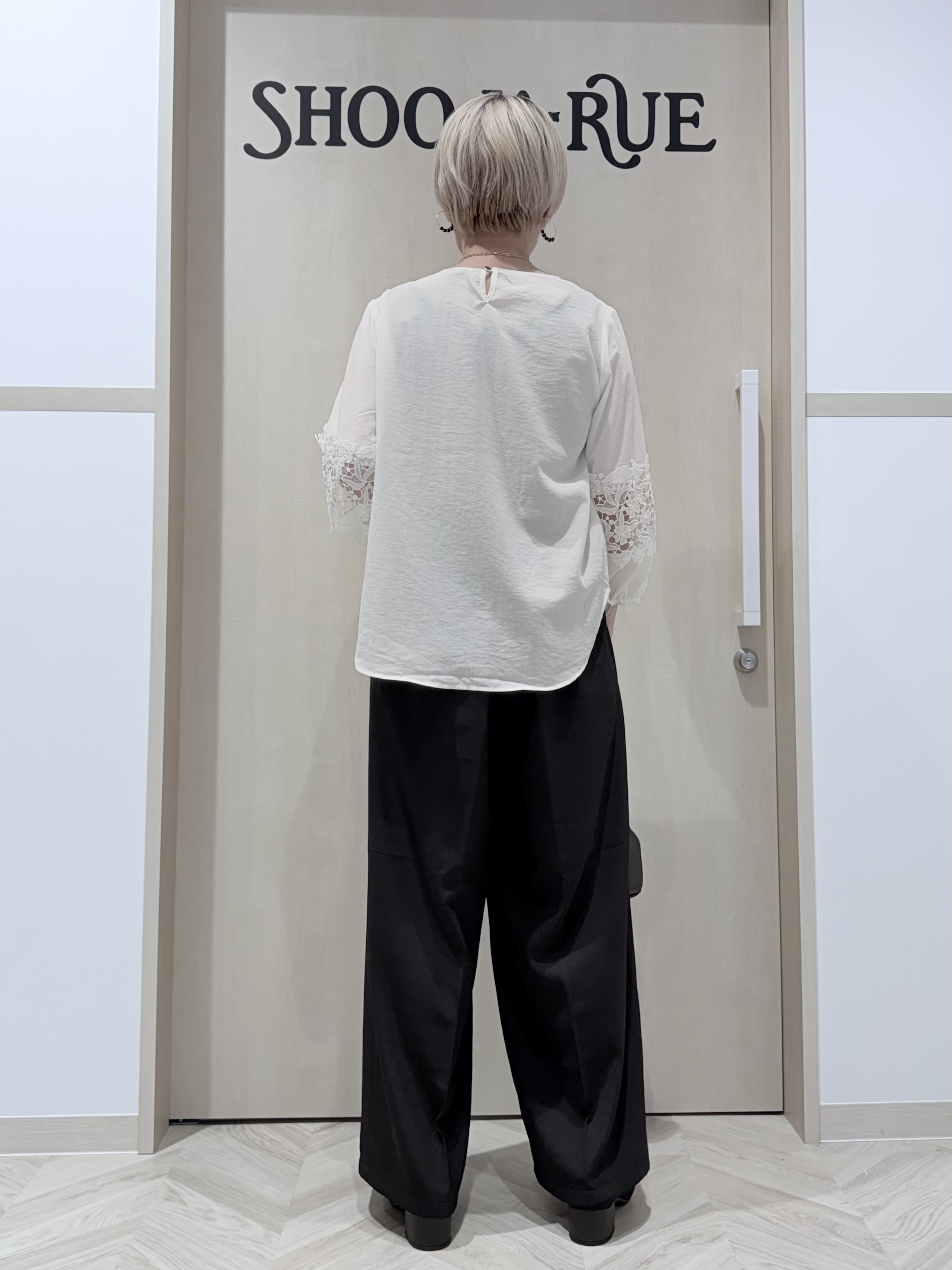 chieさんの「SHOO･LA･RUE｜【洗濯機可/S-LL/洗濯後しわになりにくい】刺繍レースで高見え インせず決まる主役ブラウス」を使ったコーディネート