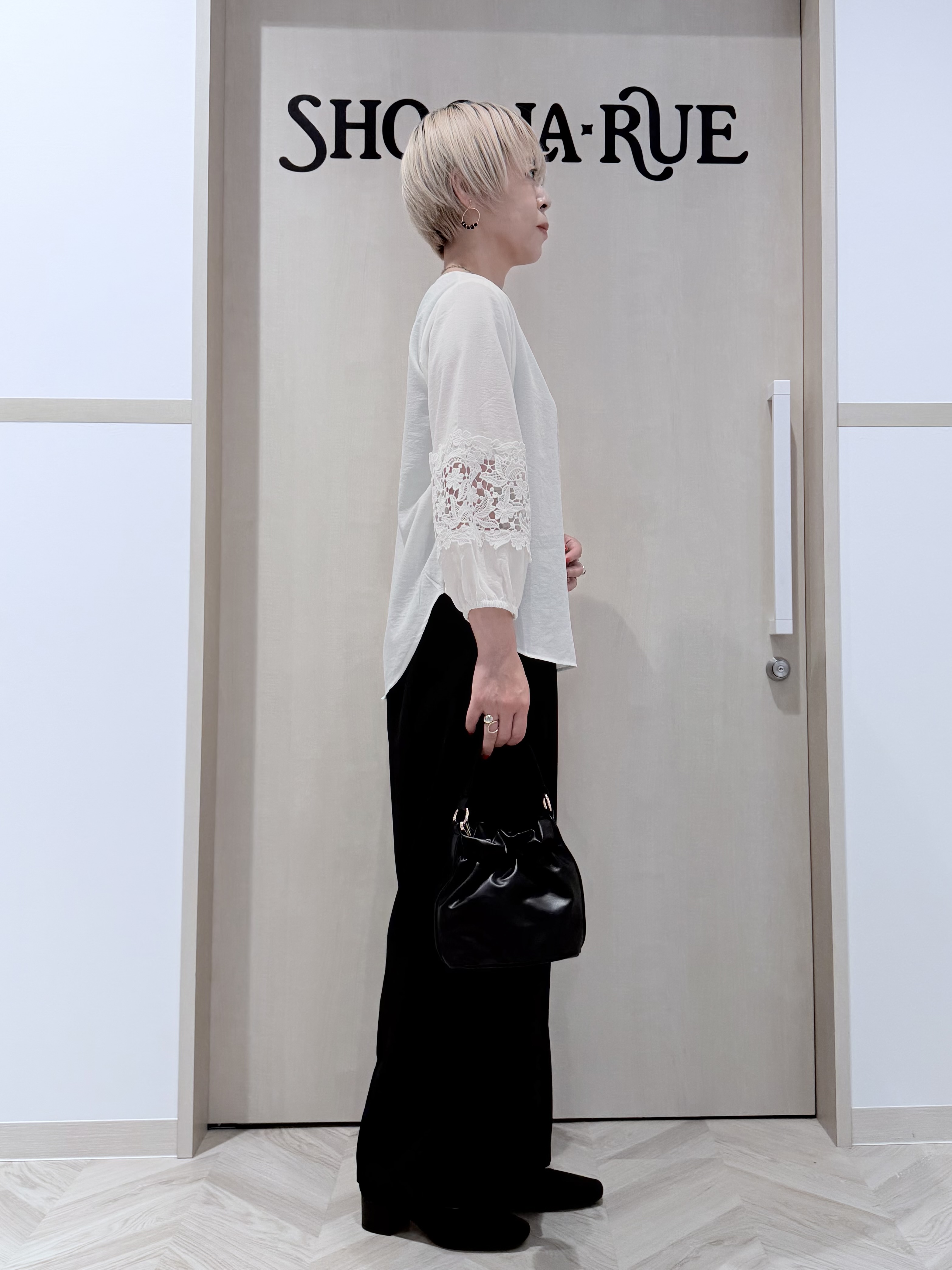 chieさんの「SHOO･LA･RUE｜【洗濯機可/S-LL/洗濯後しわになりにくい】刺繍レースで高見え インせず決まる主役ブラウス」を使ったコーディネート