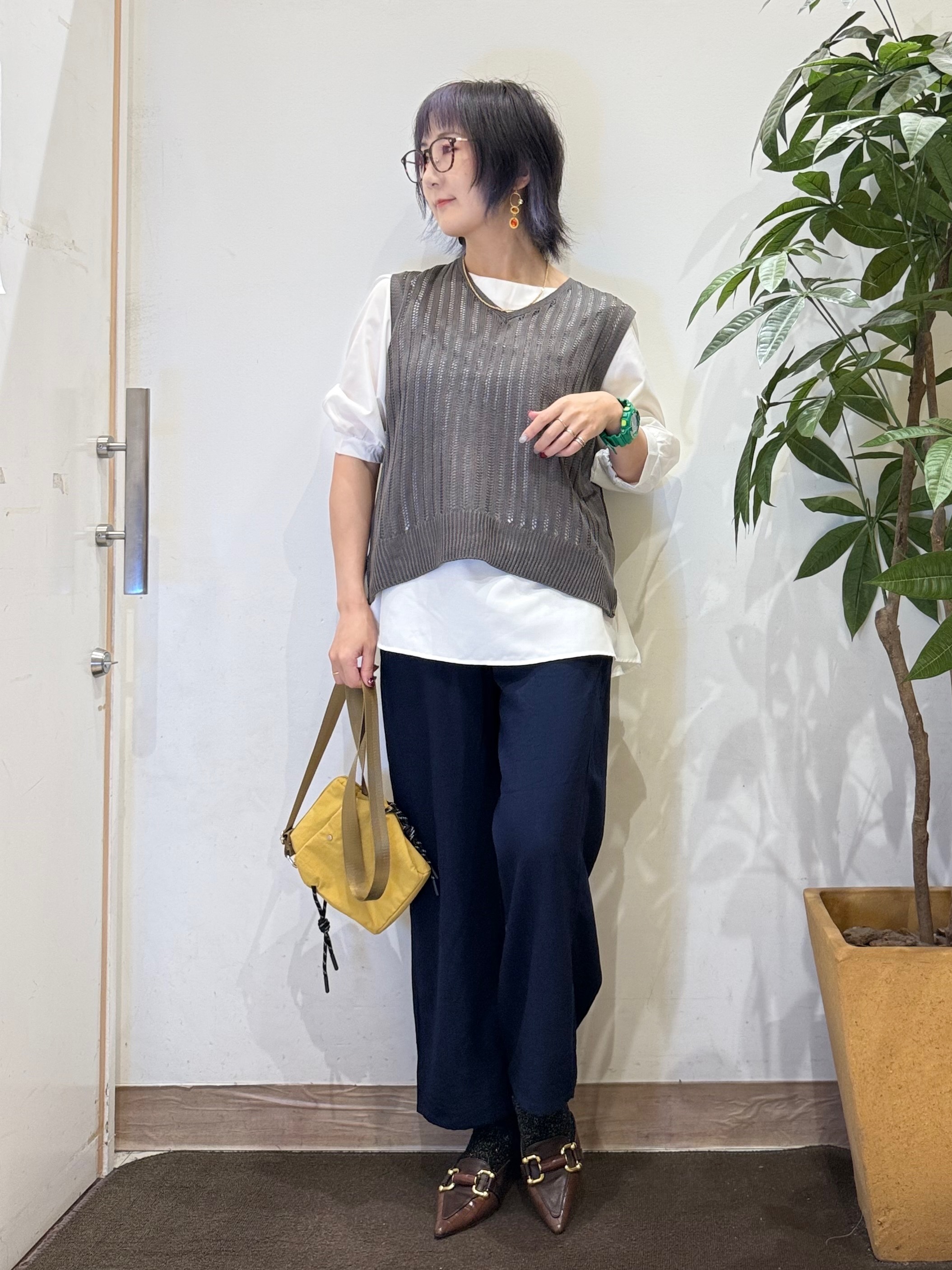 misakiさんの「SHOO･LA･RUE｜【2点セット/洗濯機可/S-LL】透かし編みニットベスト＋5分袖シャツ」を使ったコーディネート