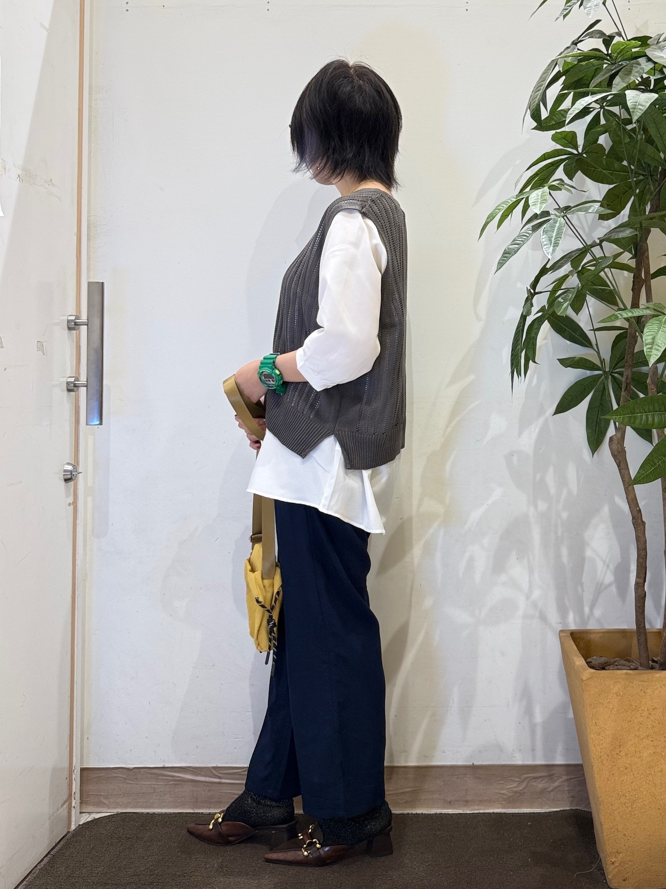 misakiさんの「SHOO･LA･RUE｜【2点セット/洗濯機可/S-LL】透かし編みニットベスト＋5分袖シャツ」を使ったコーディネート