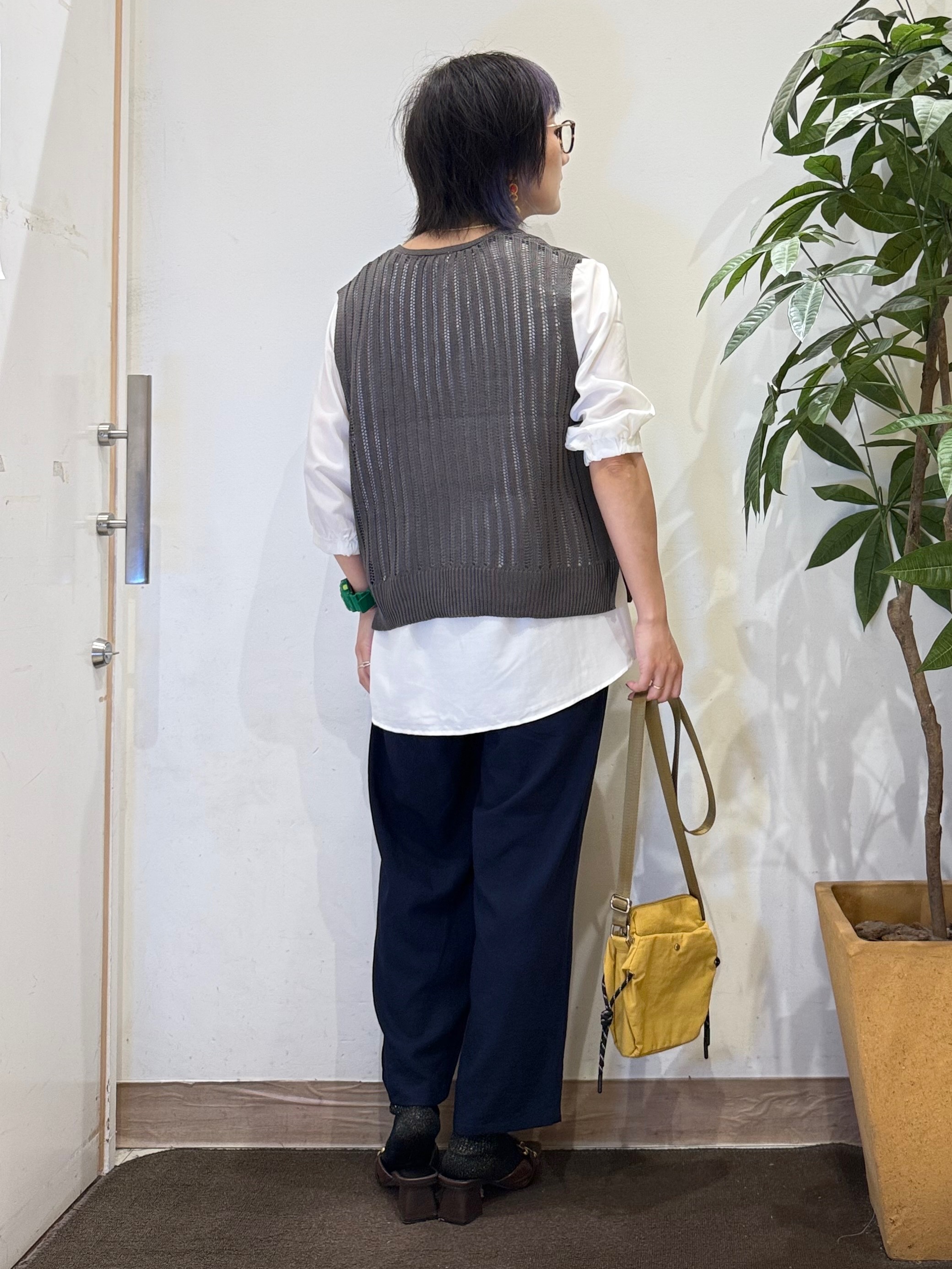 misakiさんの「SHOO･LA･RUE｜【2点セット/洗濯機可/S-LL】透かし編みニットベスト＋5分袖シャツ」を使ったコーディネート