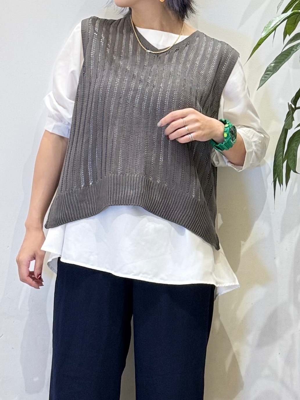 misakiさんの「SHOO･LA･RUE｜【2点セット/洗濯機可/S-LL】透かし編みニットベスト＋5分袖シャツ」を使ったコーディネート
