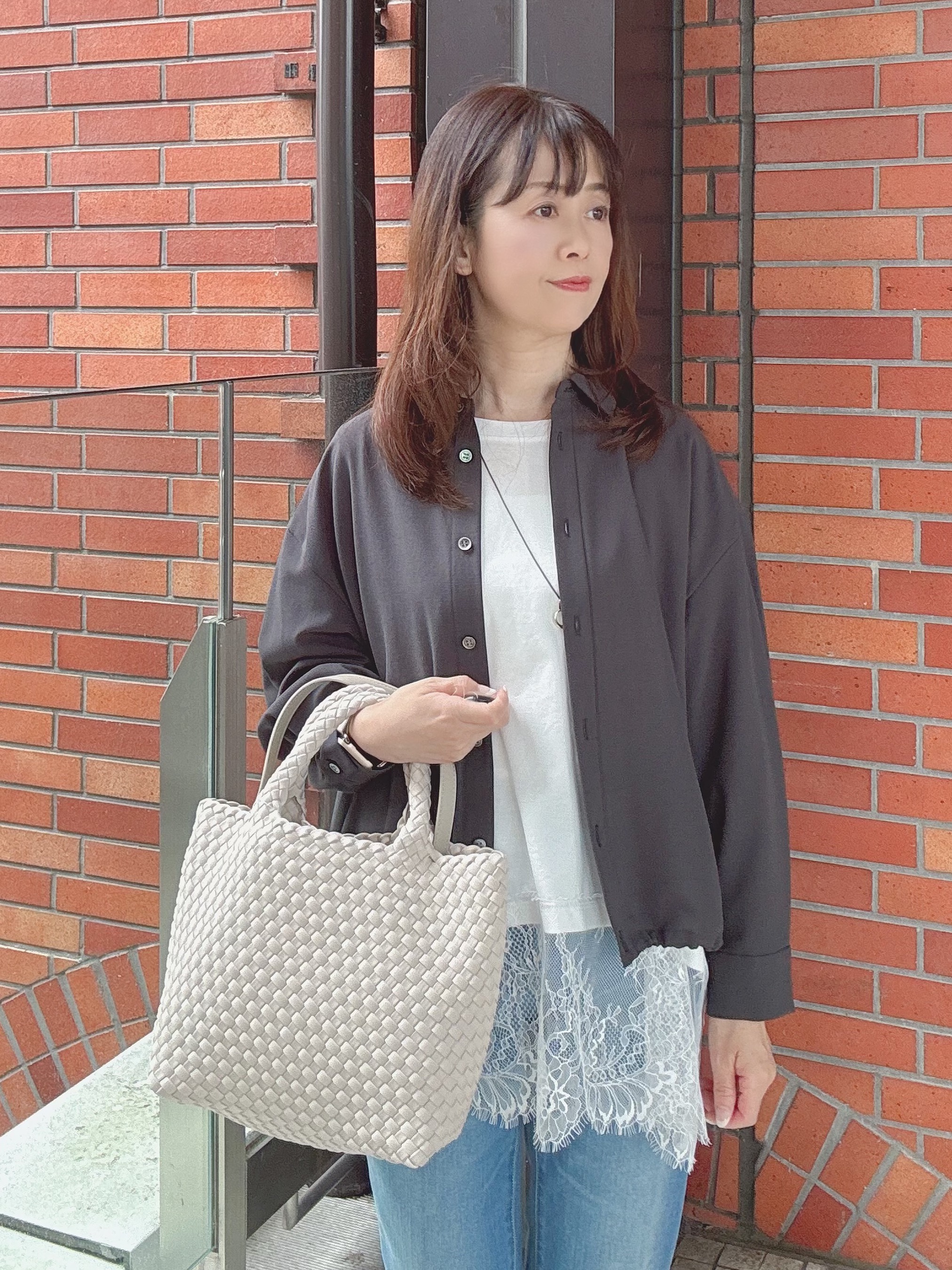 makiさんの「UNTITLED｜【秋羽織り/セットアップ可/UVカット】エアリークールドロストシャツ」を使ったコーディネート