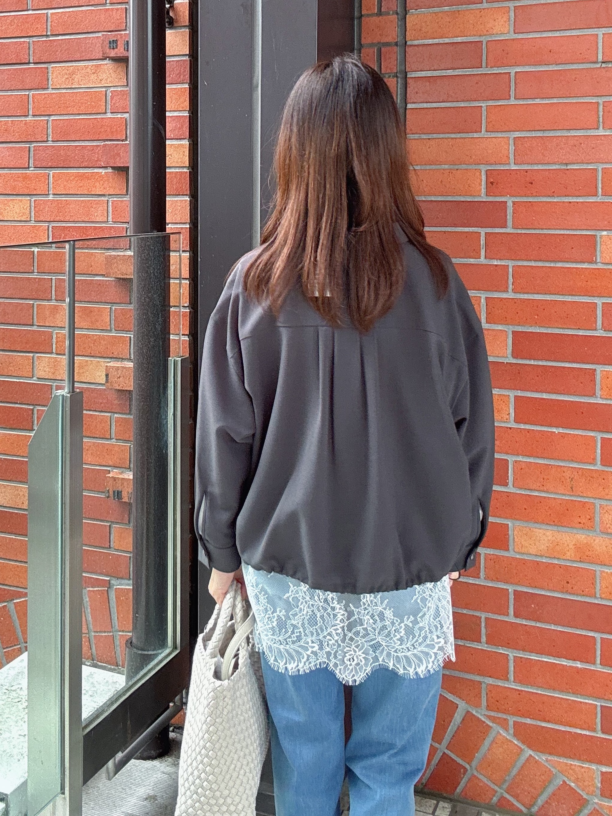makiさんの「UNTITLED｜【秋羽織り/セットアップ可/UVカット】エアリークールドロストシャツ」を使ったコーディネート