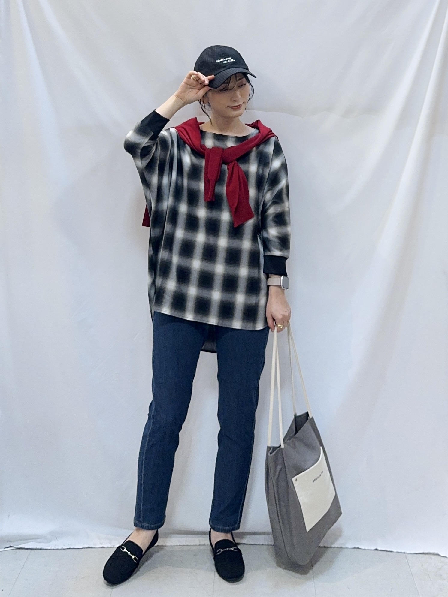 𝐇𝐢𝐫𝐨𝐦𝐢さんの「SHOO･LA･RUE｜【洗濯機可/S-LL】金ボタンが上品に。さらさらタッチカーディガン」を使ったコーディネート
