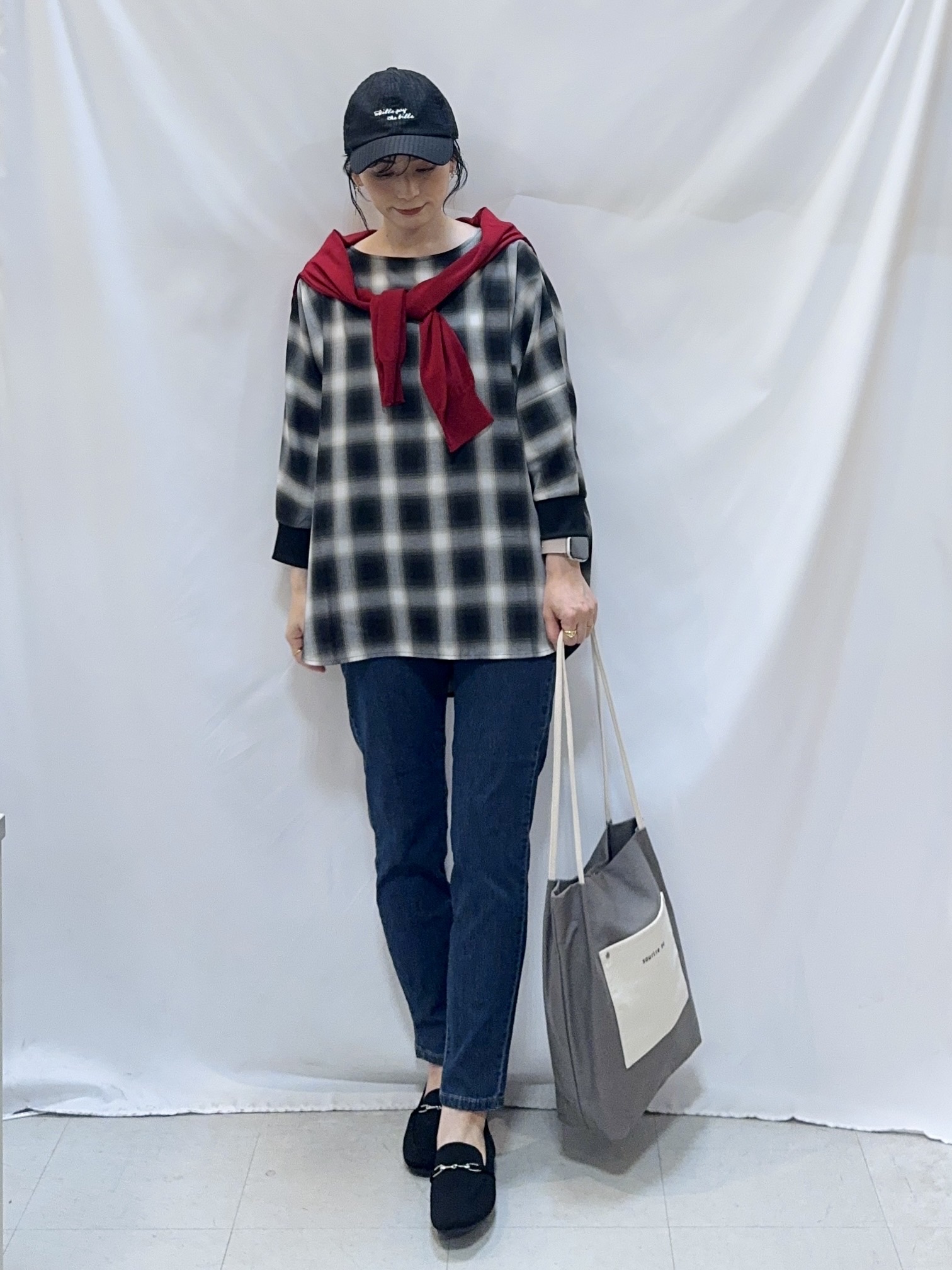 𝐇𝐢𝐫𝐨𝐦𝐢さんの「SHOO･LA･RUE｜【洗濯機可/S-LL】金ボタンが上品に。さらさらタッチカーディガン」を使ったコーディネート