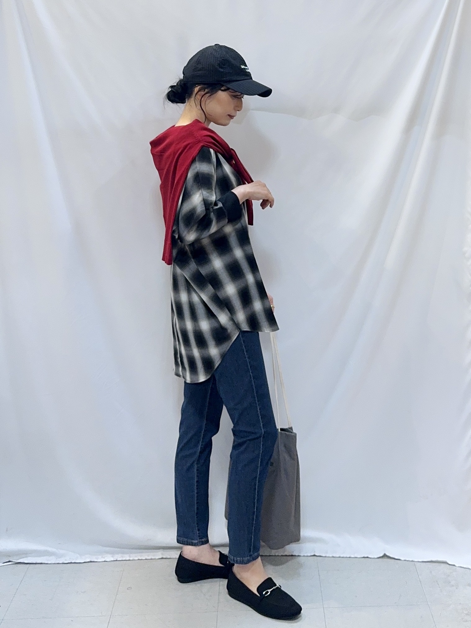 𝐇𝐢𝐫𝐨𝐦𝐢さんの「SHOO･LA･RUE｜【洗濯機可/S-LL】金ボタンが上品に。さらさらタッチカーディガン」を使ったコーディネート