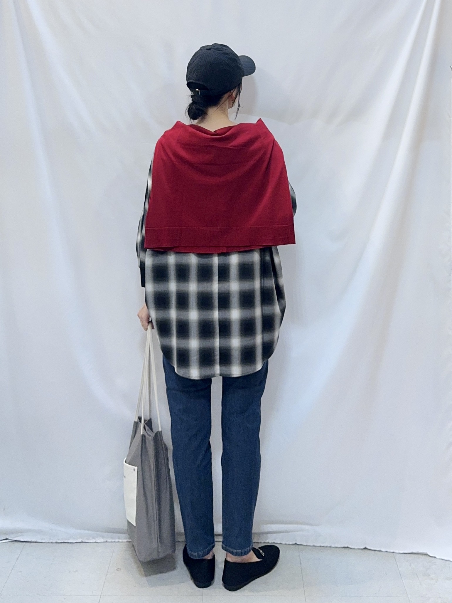 𝐇𝐢𝐫𝐨𝐦𝐢さんの「SHOO･LA･RUE｜【洗濯機可/S-LL】金ボタンが上品に。さらさらタッチカーディガン」を使ったコーディネート