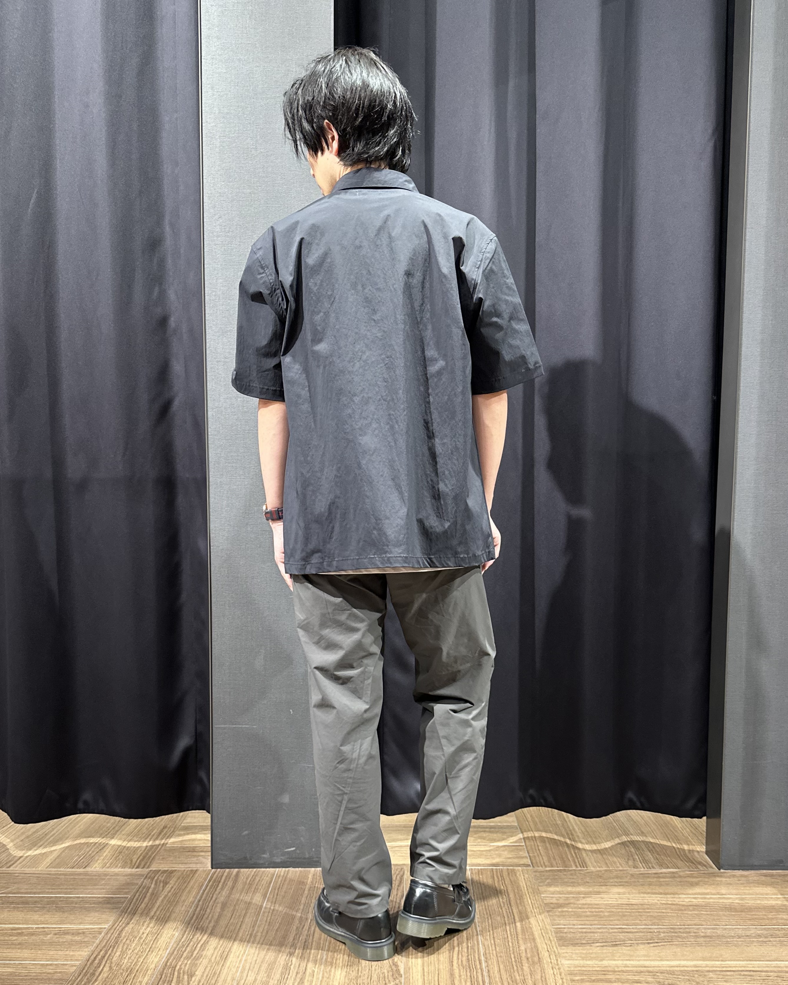 tomoyaさんの「THE SHOP TK｜【接触冷感/洗濯機OK/セットアップ可】ナイロンストレッチ半袖シャツ」を使ったコーディネート