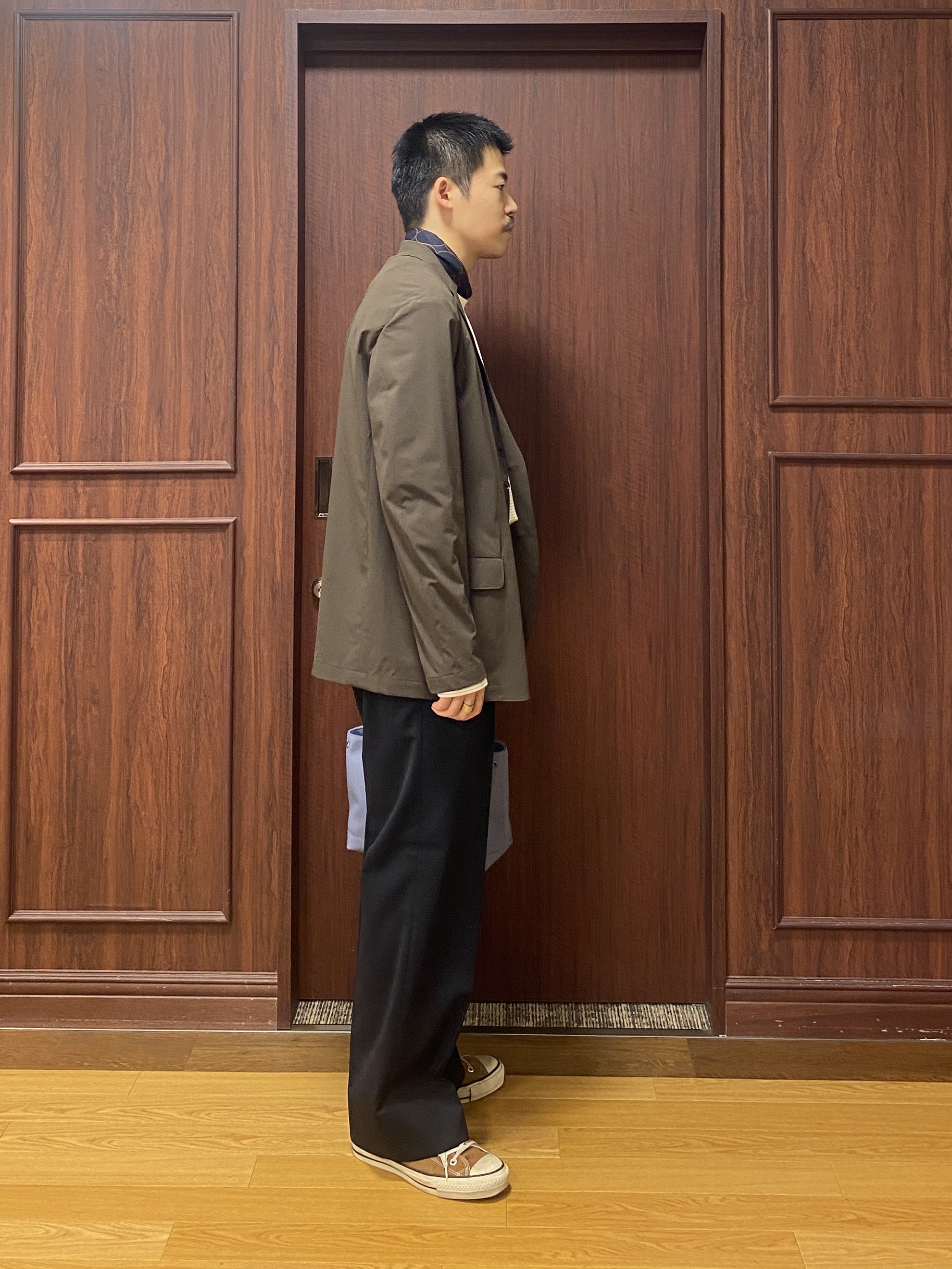 石井友也さんの「TAKEO KIKUCHI｜3Dナイロンストレッチ ジャケット」を使ったコーディネート