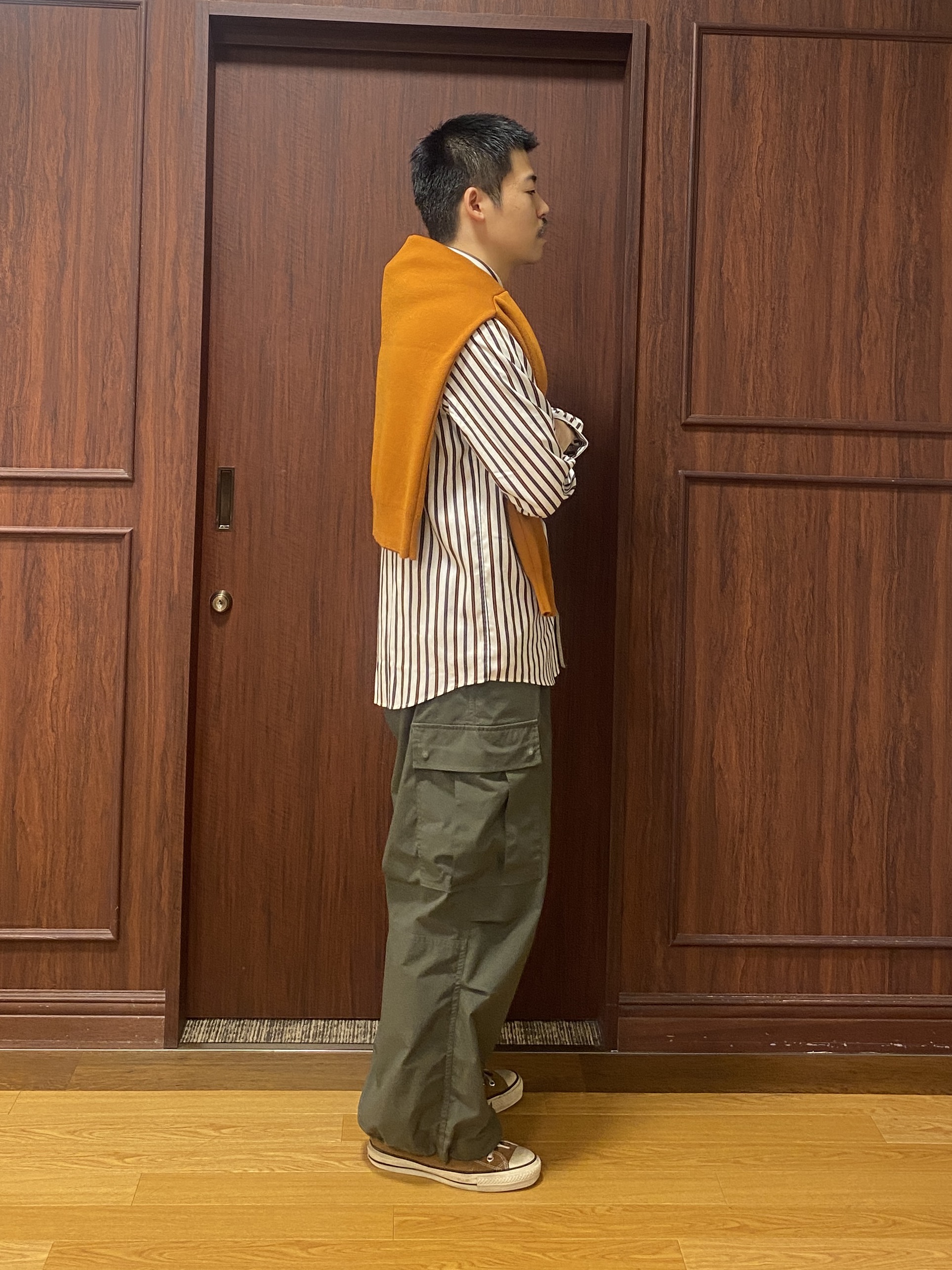 石井友也さんの「TAKEO KIKUCHI｜【BOWLER HAT LABEL】日本製オルタネートストライプシャツ」を使ったコーディネート