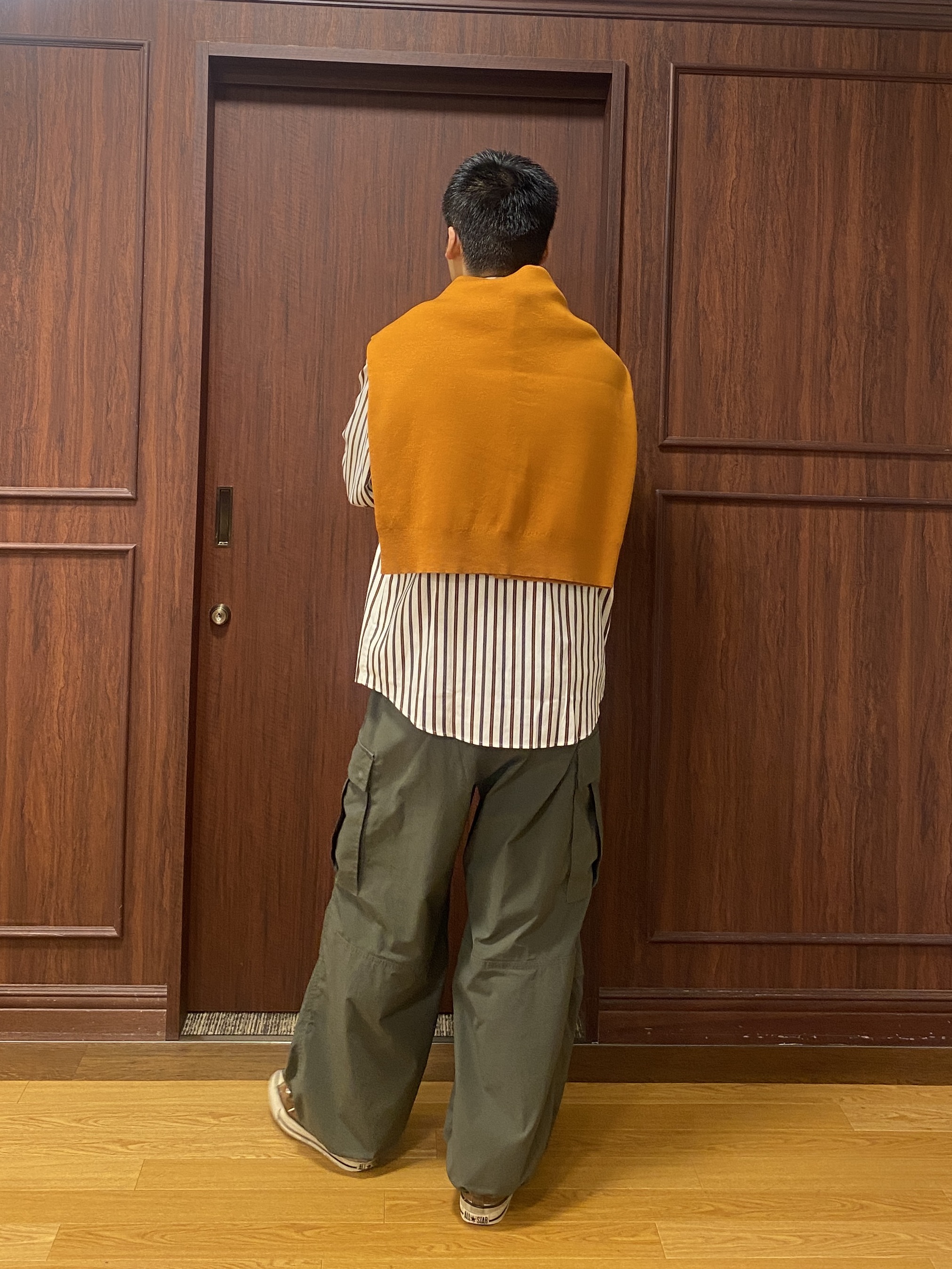 石井友也さんの「TAKEO KIKUCHI｜【BOWLER HAT LABEL】日本製オルタネートストライプシャツ」を使ったコーディネート