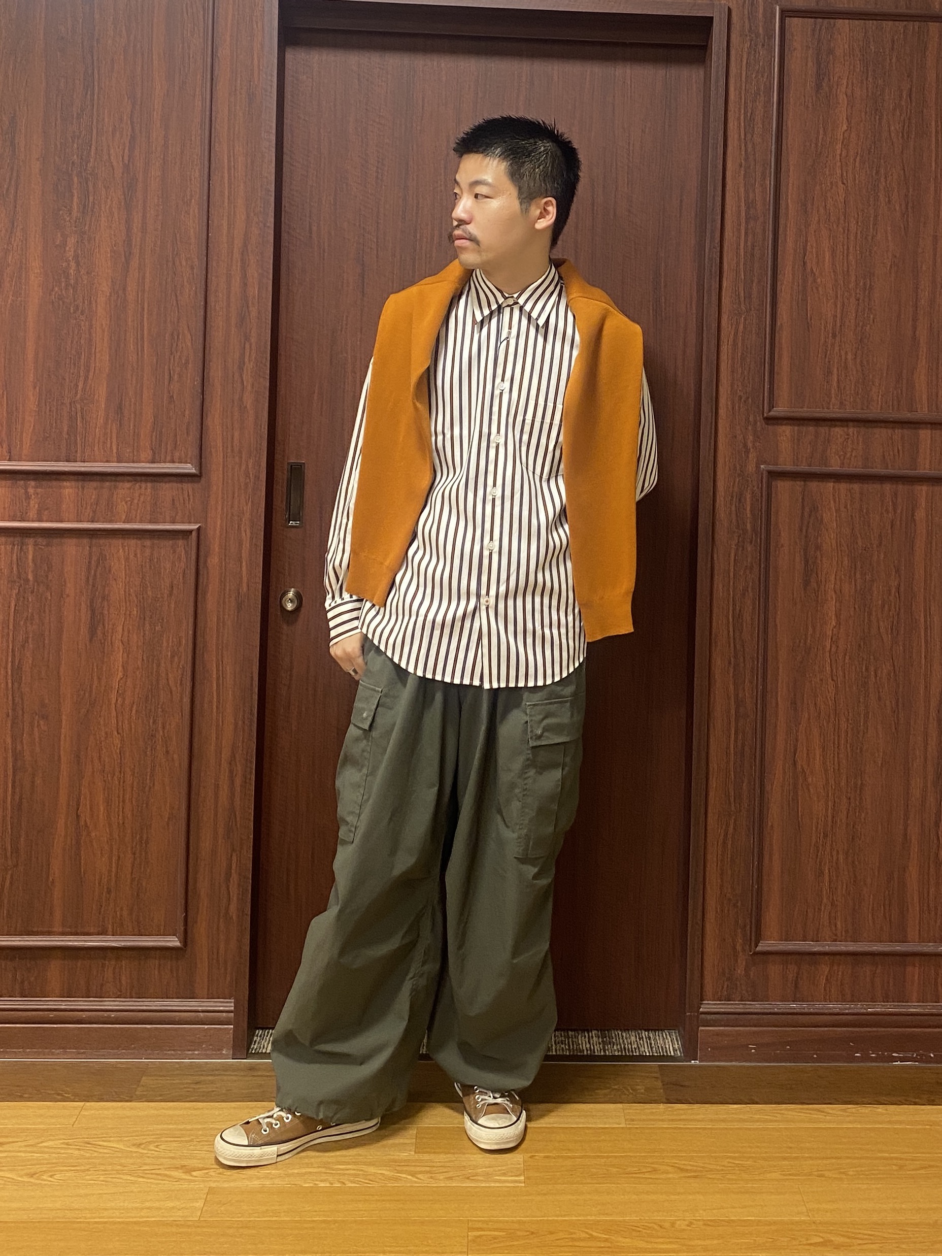 石井友也さんの「TAKEO KIKUCHI｜【BOWLER HAT LABEL】日本製オルタネートストライプシャツ」を使ったコーディネート