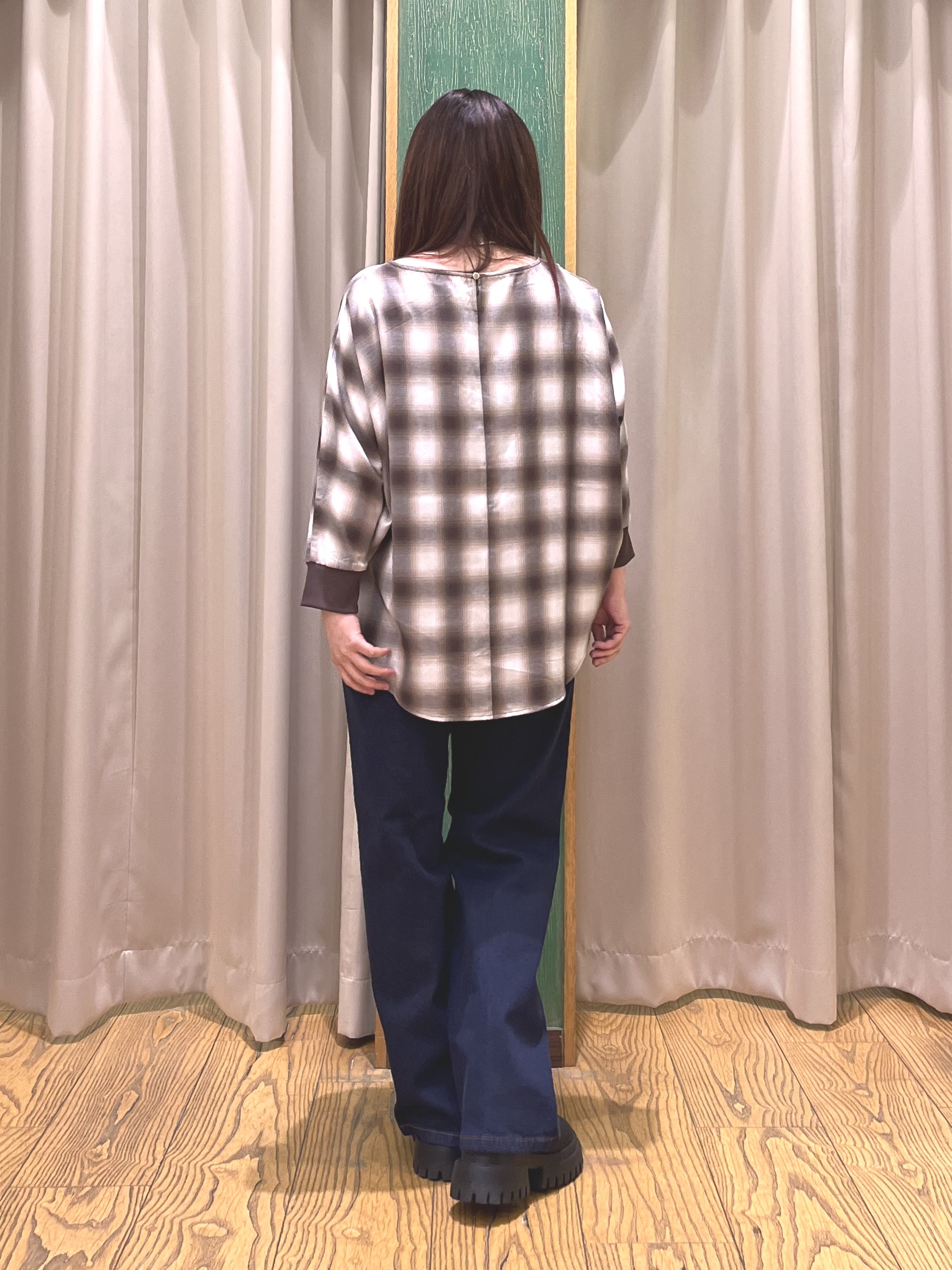 ゆっきーさんの「SHOO･LA･RUE｜【着丈選べる/洗濯後しわになりにくい】インせず着られる ドルマンブラウス」を使ったコーディネート