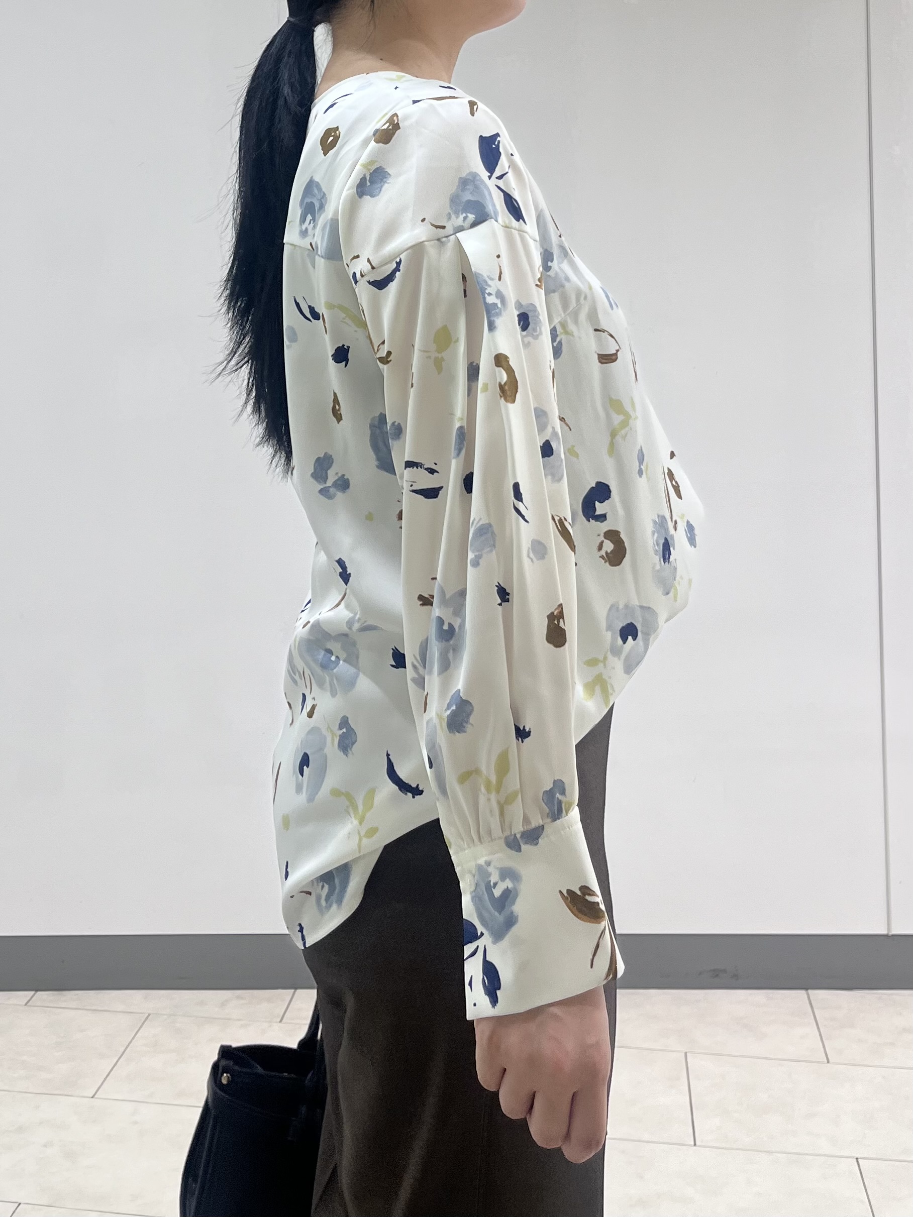 hasuさんの「INDIVI｜【映える1枚】花柄プリントブラウス」を使ったコーディネート
