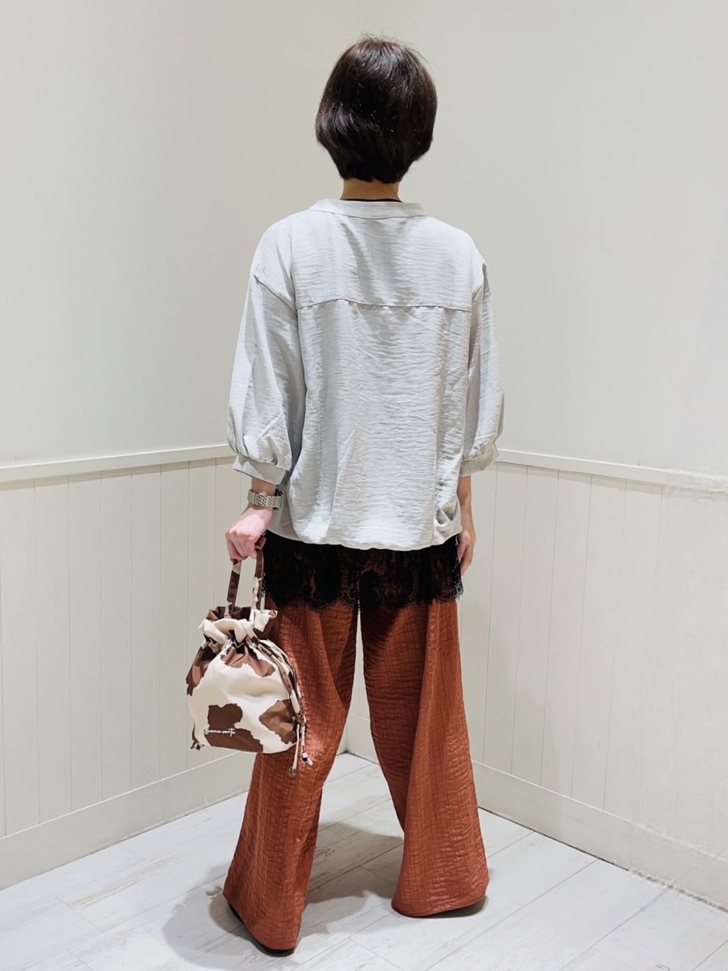 あきさんの「SHOO･LA･RUE｜【インしないで着られる/S-LL/洗濯機可】1枚で決まる裾レース 大人上品スキッパーブラウス」を使ったコーディネート