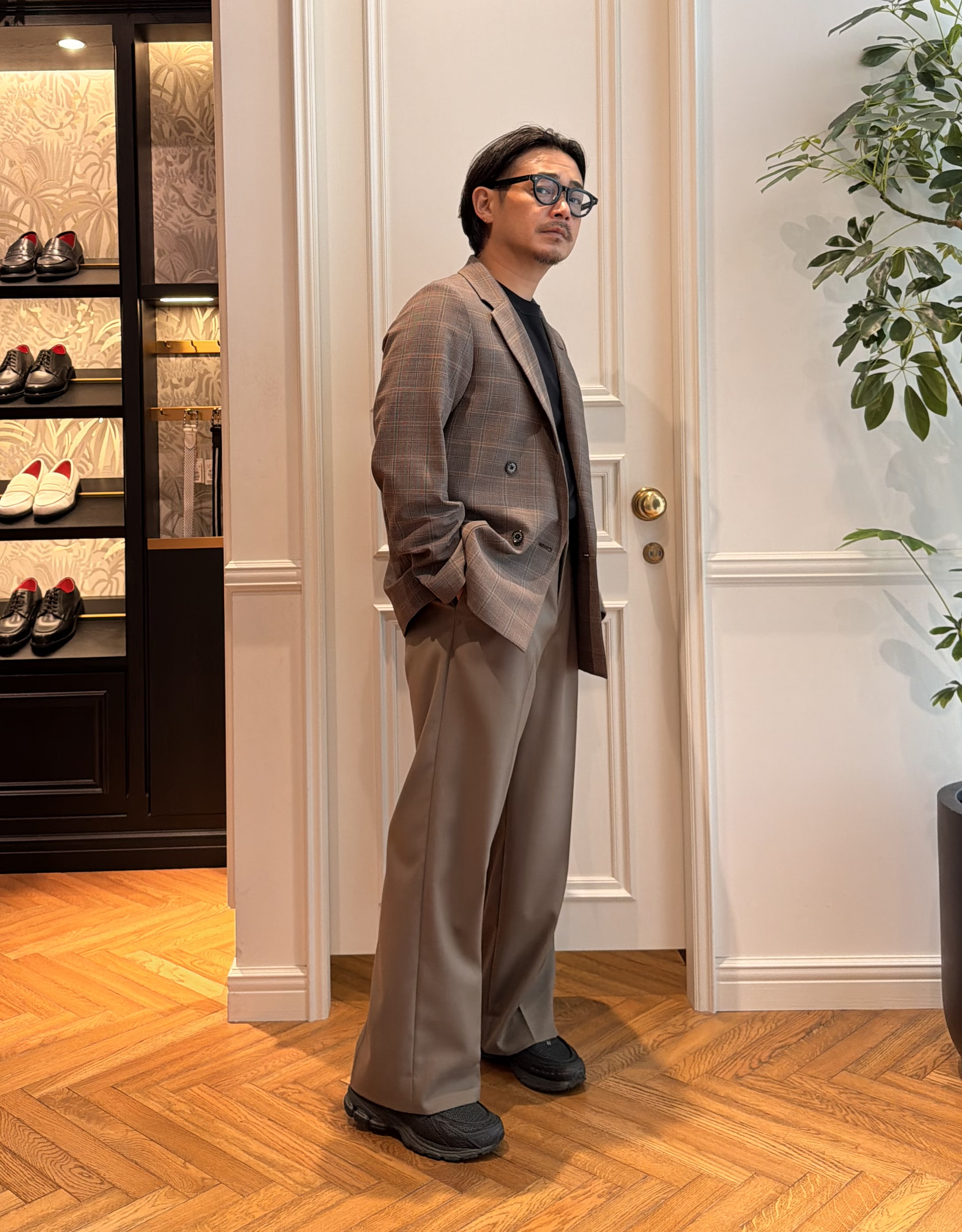 鶴田大士さんの「DRESSTERIOR｜【ウォッシャブル】サイドゴア ワンタックワイドパンツ」を使ったコーディネート