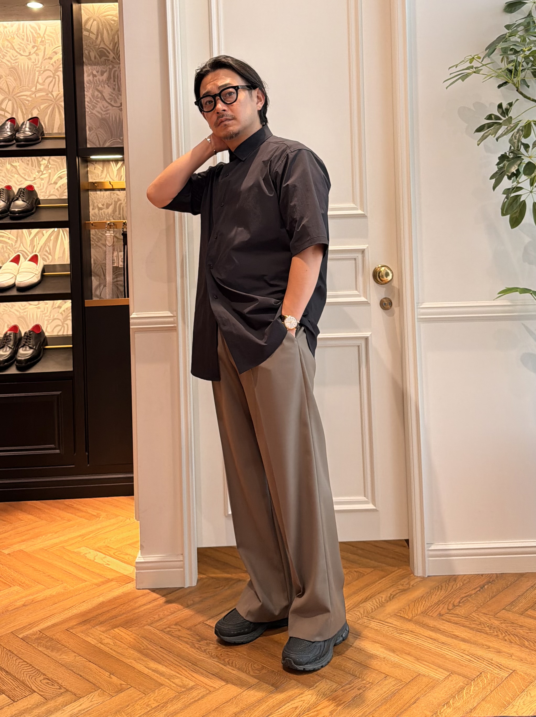 鶴田大士さんの「DRESSTERIOR｜【ウォッシャブル】サイドゴア ワンタックワイドパンツ」を使ったコーディネート