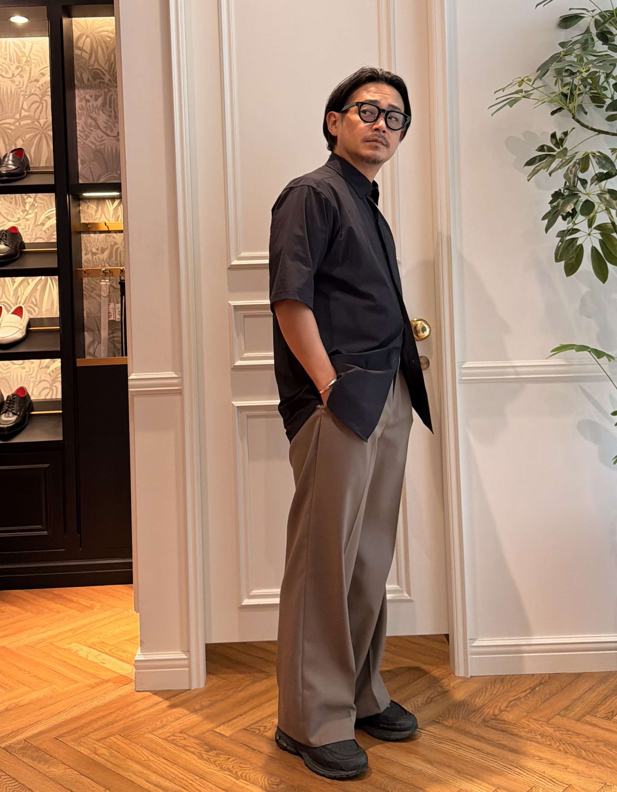 鶴田大士さんの「DRESSTERIOR｜【ウォッシャブル】サイドゴア ワンタックワイドパンツ」を使ったコーディネート