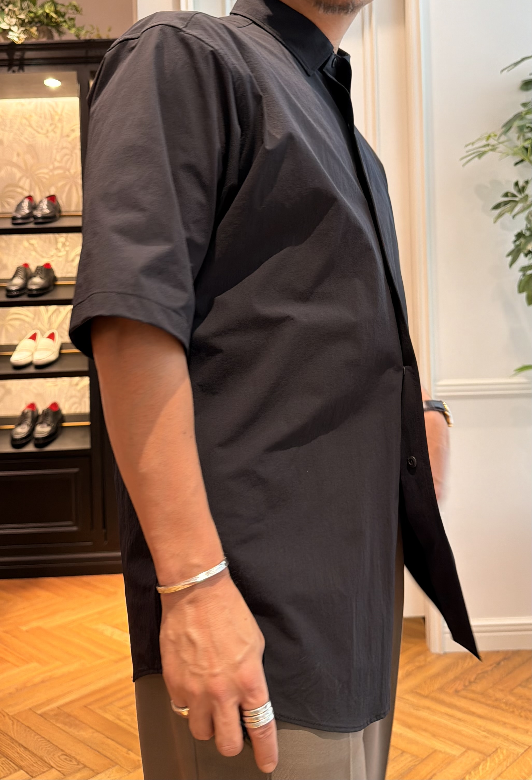 鶴田大士さんの「DRESSTERIOR｜【ウォッシャブル】サイドゴア ワンタックワイドパンツ」を使ったコーディネート