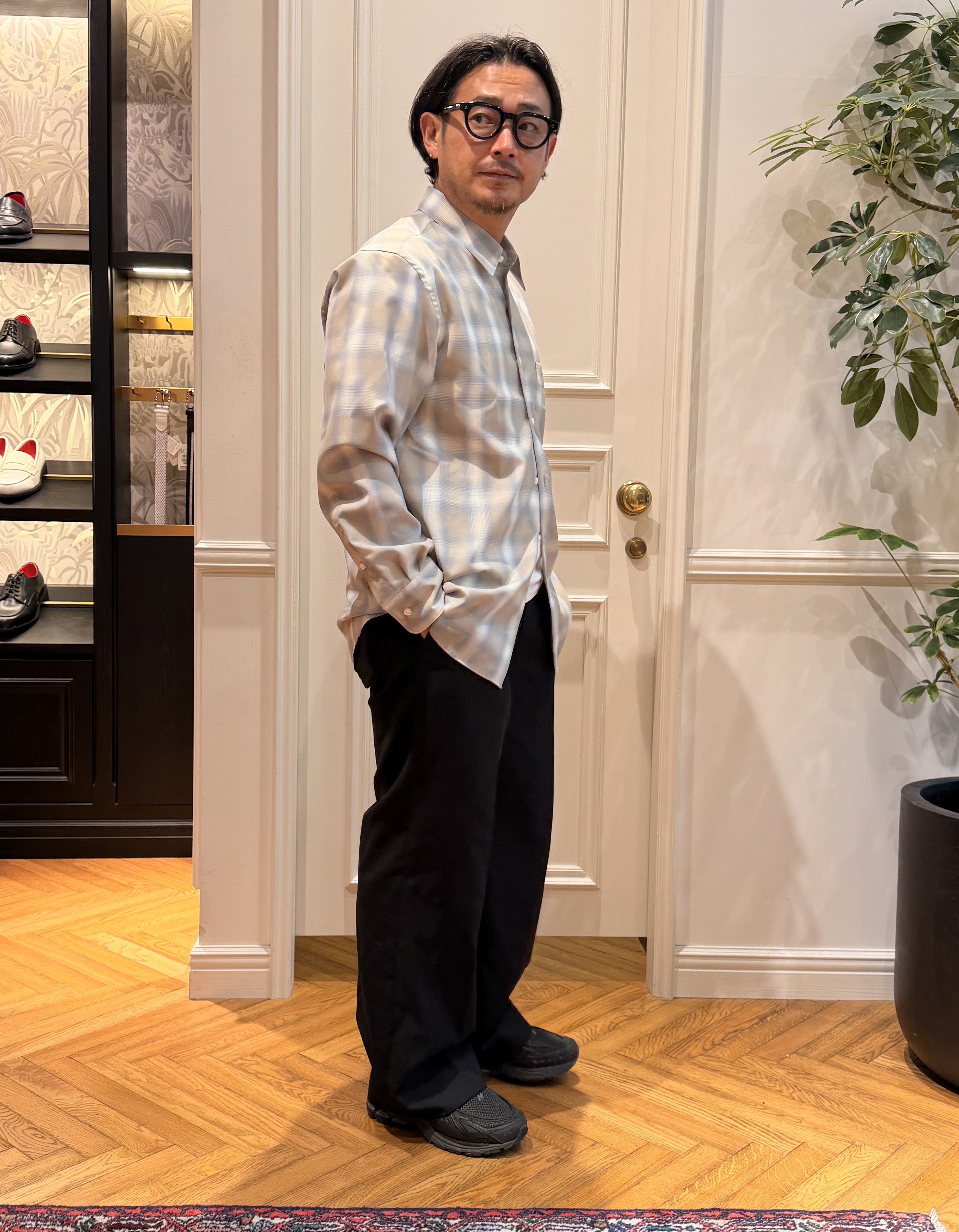 鶴田大士さんの「DRESSTERIOR｜【日本製】オンブレーチェックシャツ」を使ったコーディネート