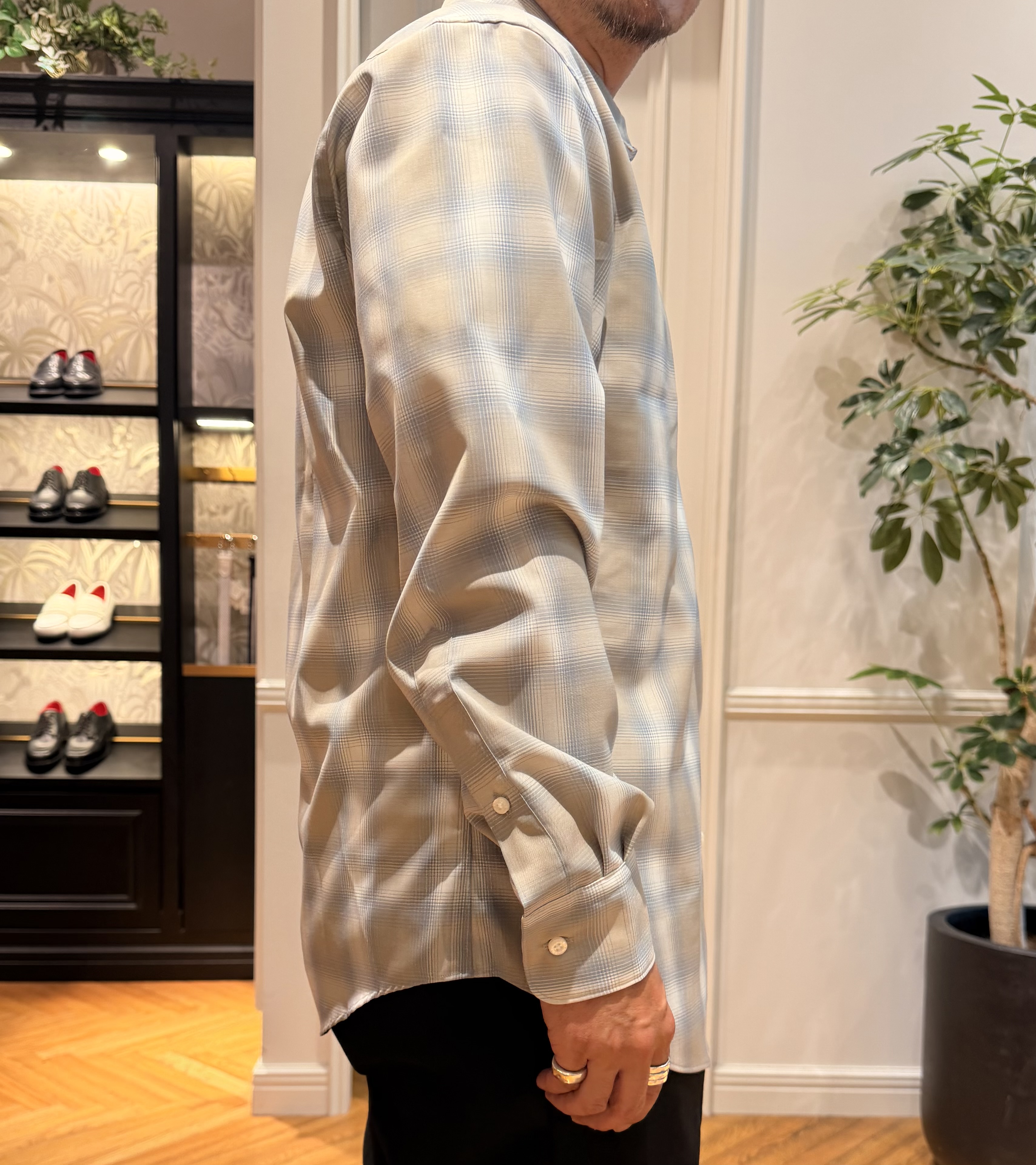 鶴田大士さんの「DRESSTERIOR｜【日本製】オンブレーチェックシャツ」を使ったコーディネート