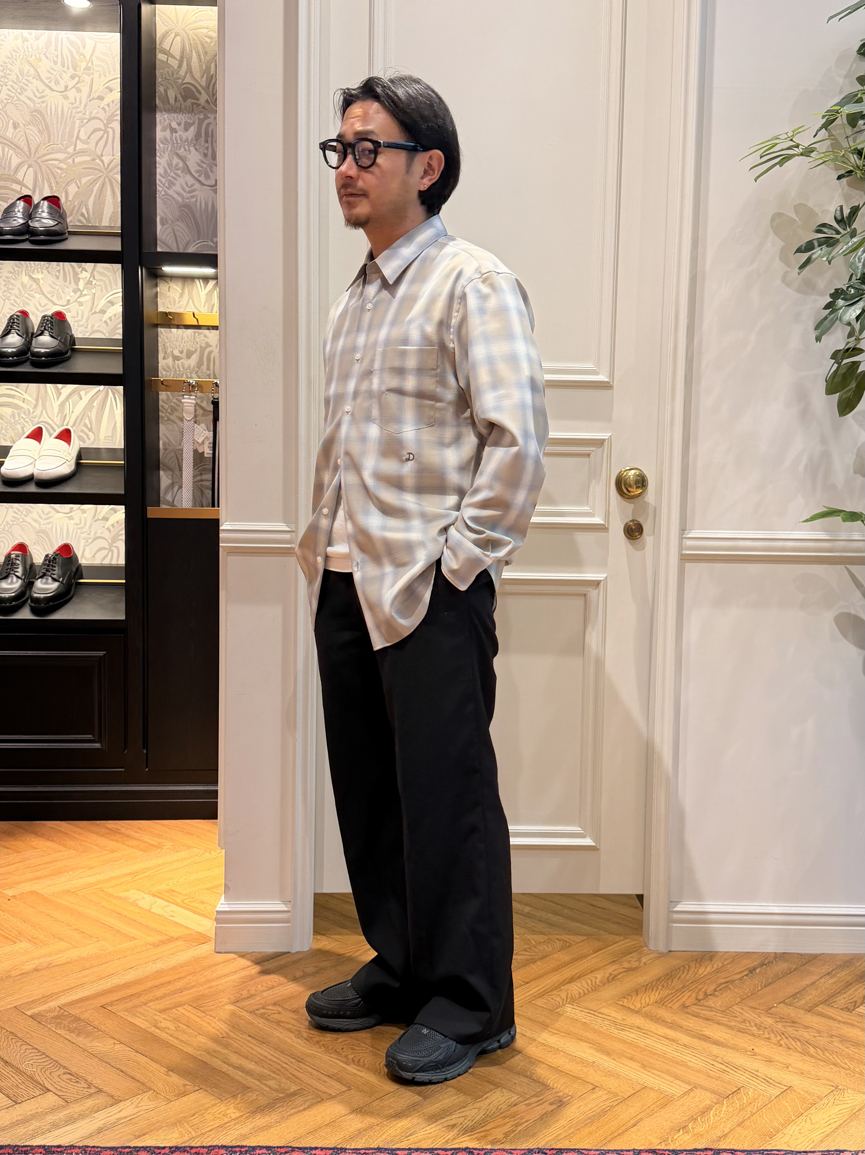 鶴田大士さんの「DRESSTERIOR｜【日本製】オンブレーチェックシャツ」を使ったコーディネート