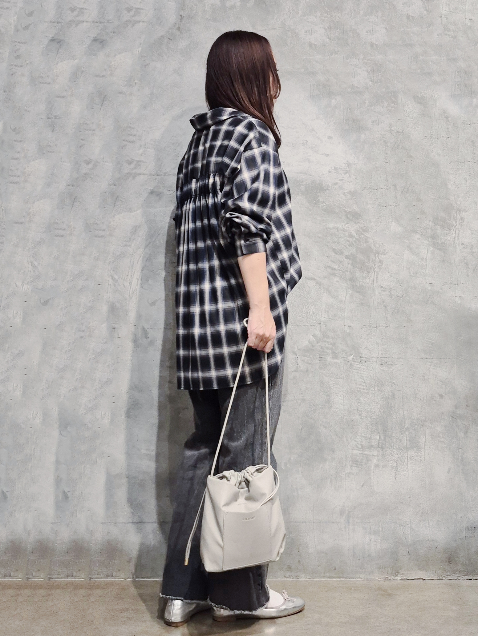 ひさえさんの「THE SHOP TK｜後ろ姿も着映える バックシャーリングシャツ」を使ったコーディネート