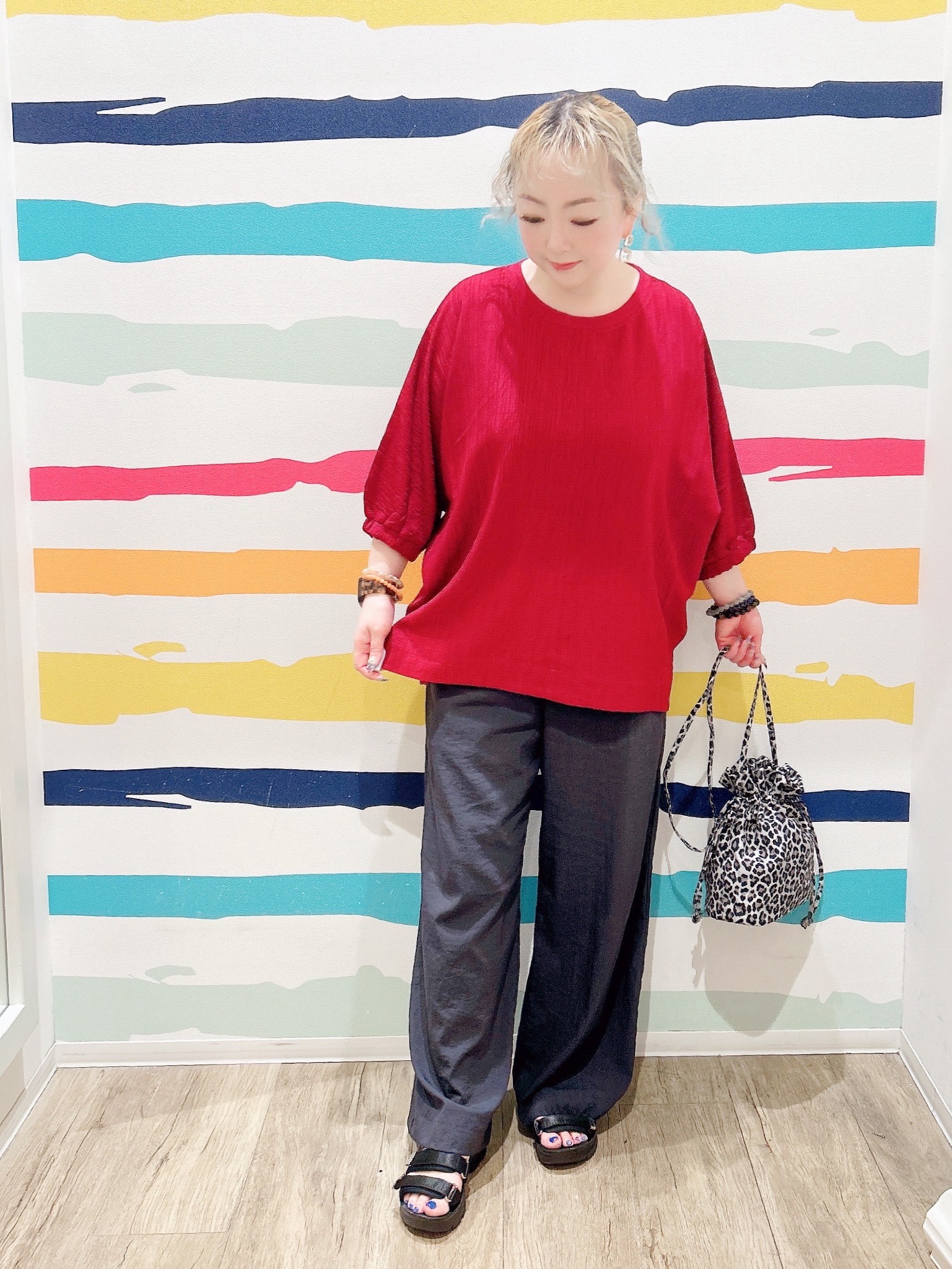 Peeさんの「SHOO･LA･RUE｜【インせず着られる/洗濯後しわになりにくい】しぼしぼドルマンブラウス」を使ったコーディネート