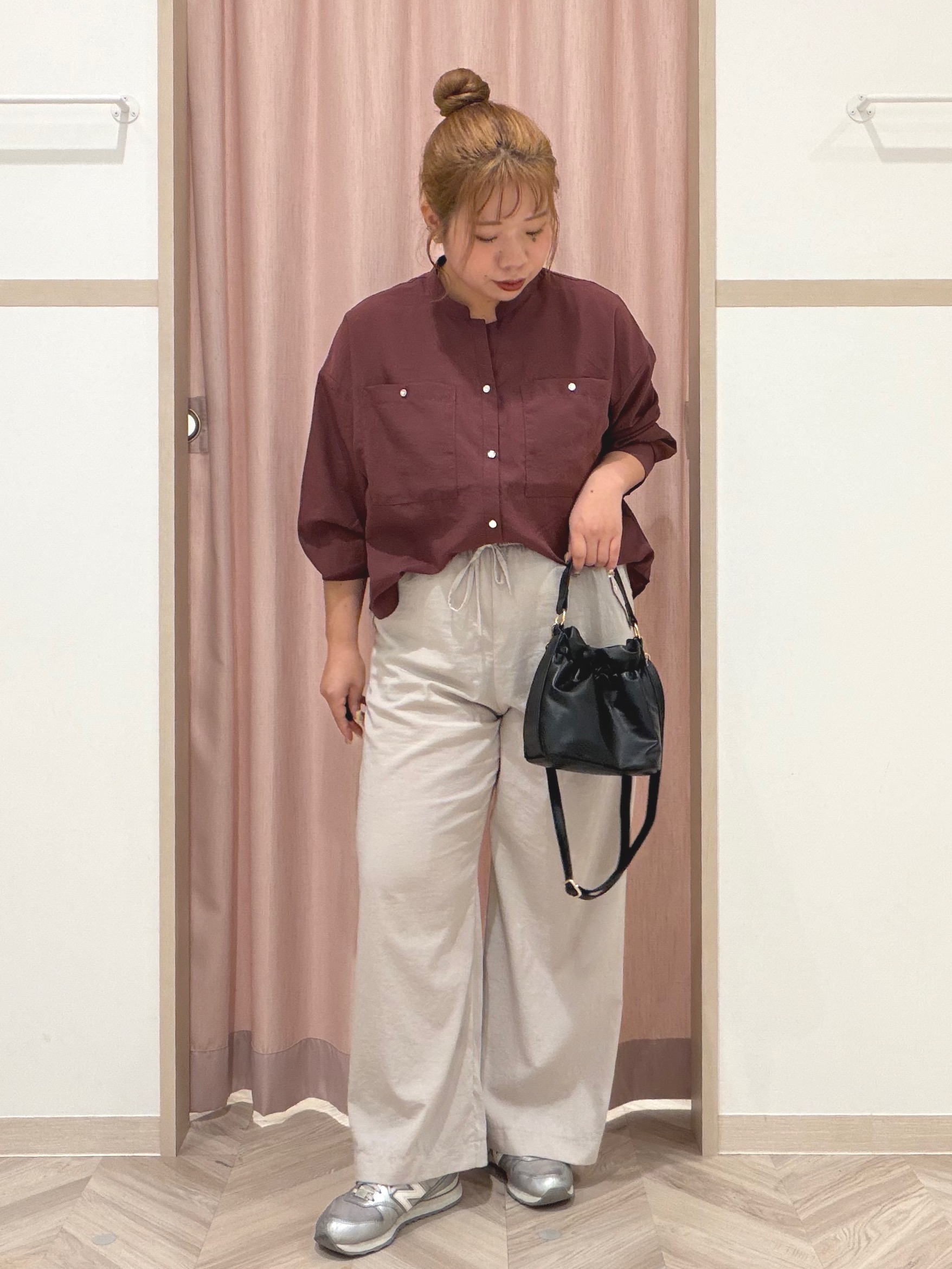 まちゃんなちゃんさんの「SHOO･LA･RUE｜【洗濯後しわになりにくい/S-LL】キーネック金ボタンポケットシャツ」を使ったコーディネート