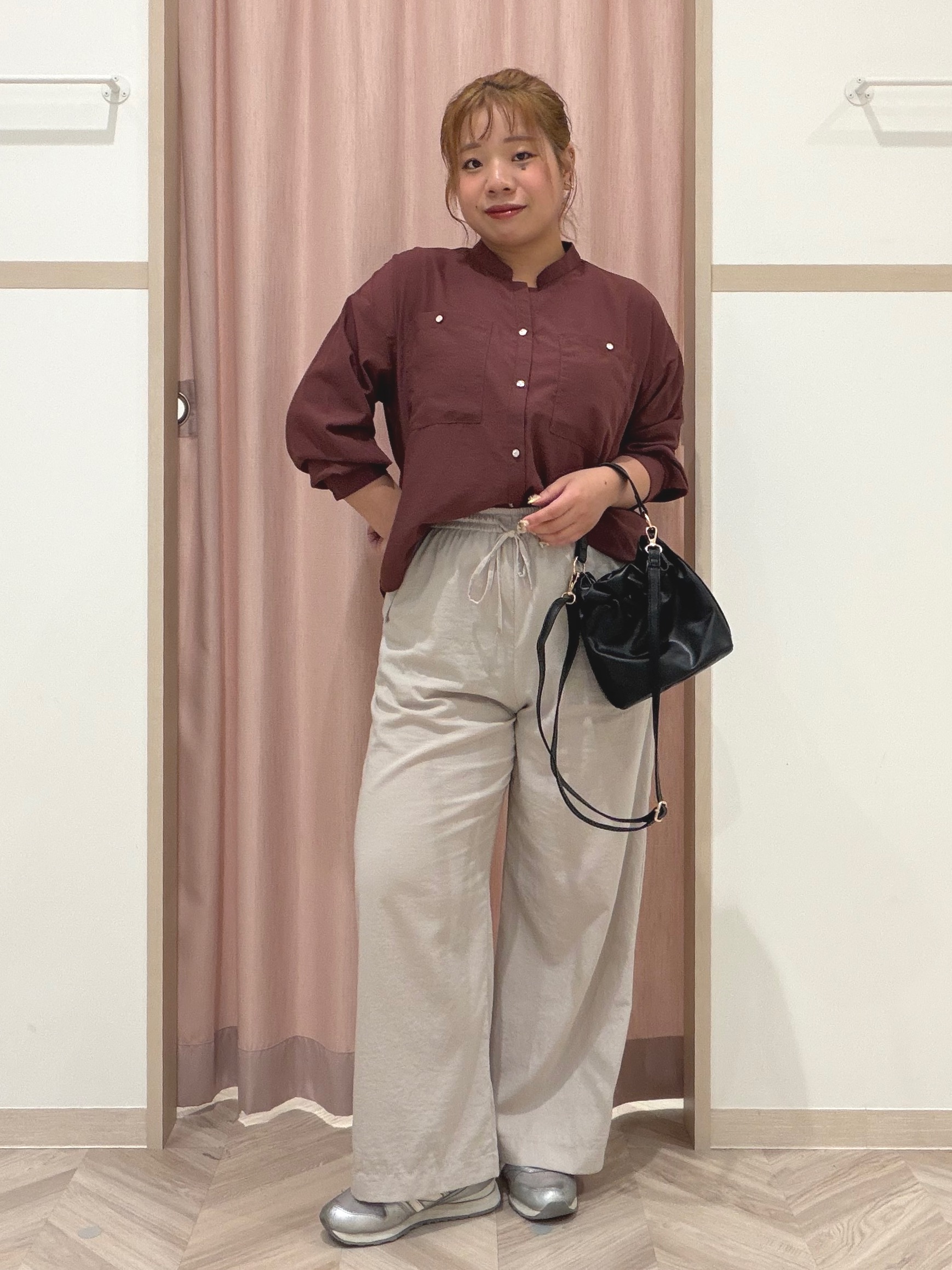 まちゃんなちゃんさんの「SHOO･LA･RUE｜【洗濯後しわになりにくい/S-LL】キーネック金ボタンポケットシャツ」を使ったコーディネート