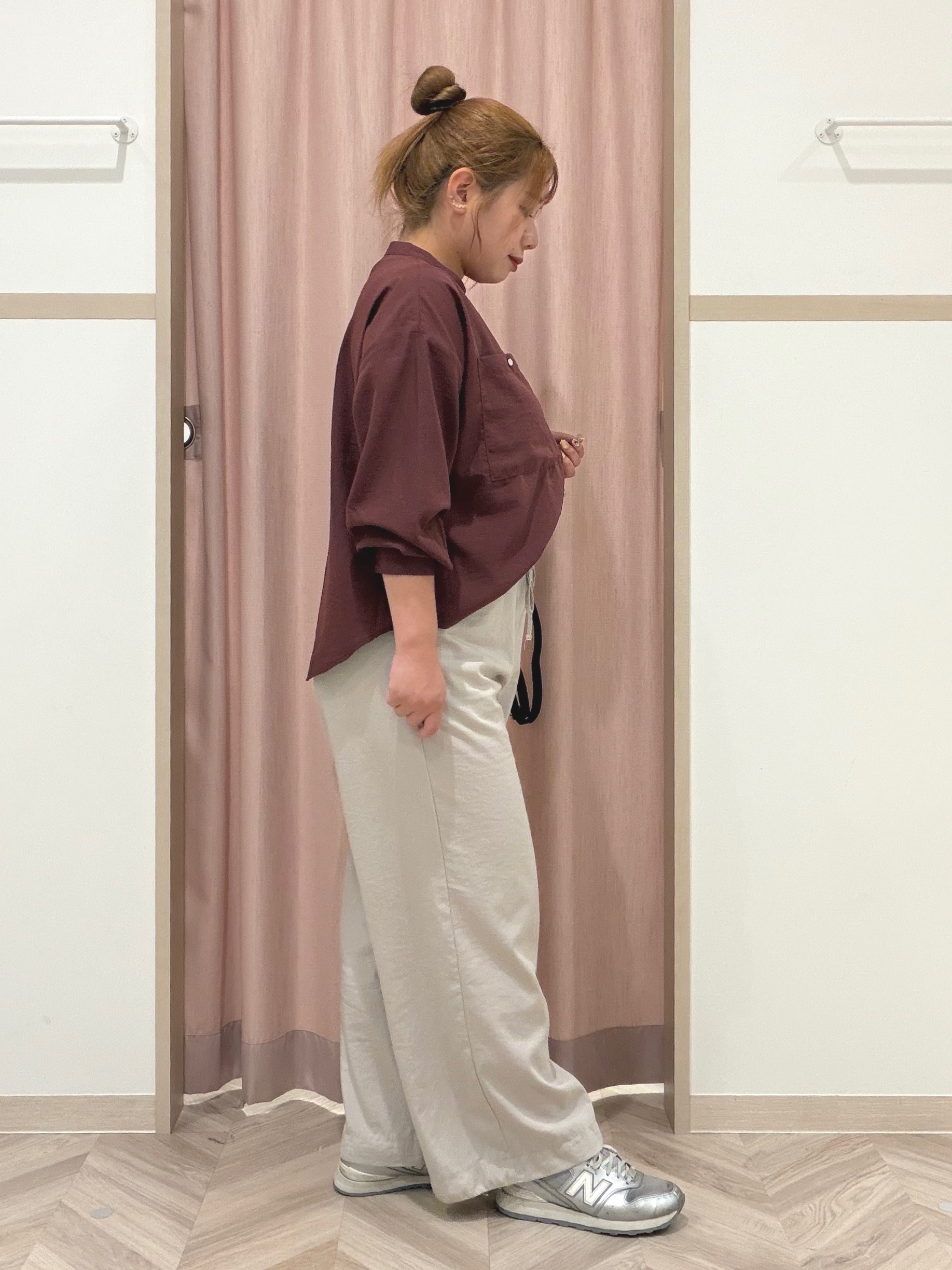 まちゃんなちゃんさんの「SHOO･LA･RUE｜【洗濯後しわになりにくい/S-LL】キーネック金ボタンポケットシャツ」を使ったコーディネート
