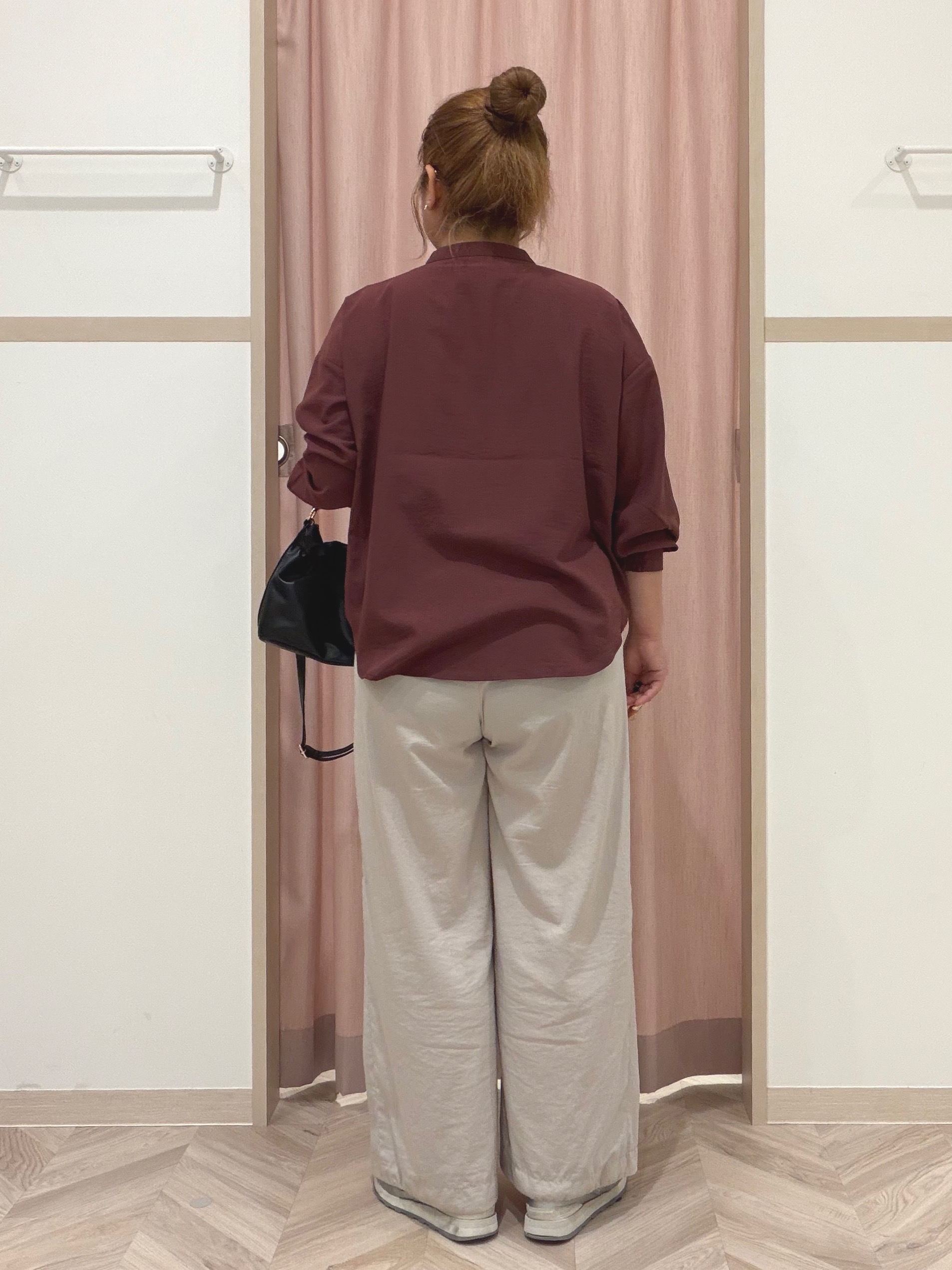 まちゃんなちゃんさんの「SHOO･LA･RUE｜【洗濯後しわになりにくい/S-LL】キーネック金ボタンポケットシャツ」を使ったコーディネート