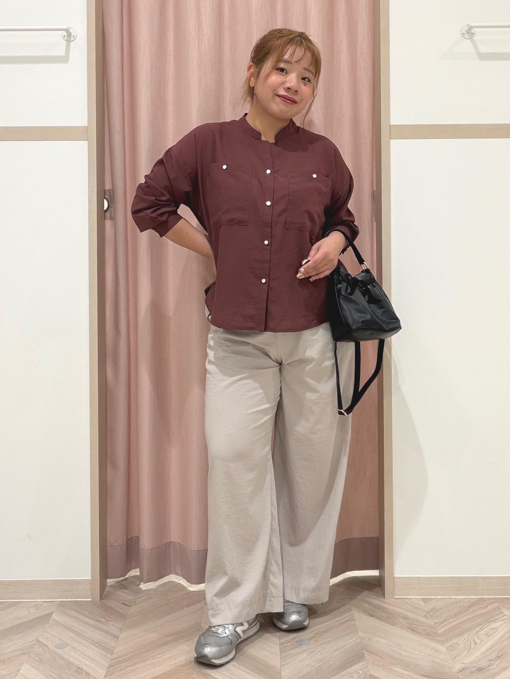 まちゃんなちゃんさんの「SHOO･LA･RUE｜【洗濯後しわになりにくい/S-LL】キーネック金ボタンポケットシャツ」を使ったコーディネート