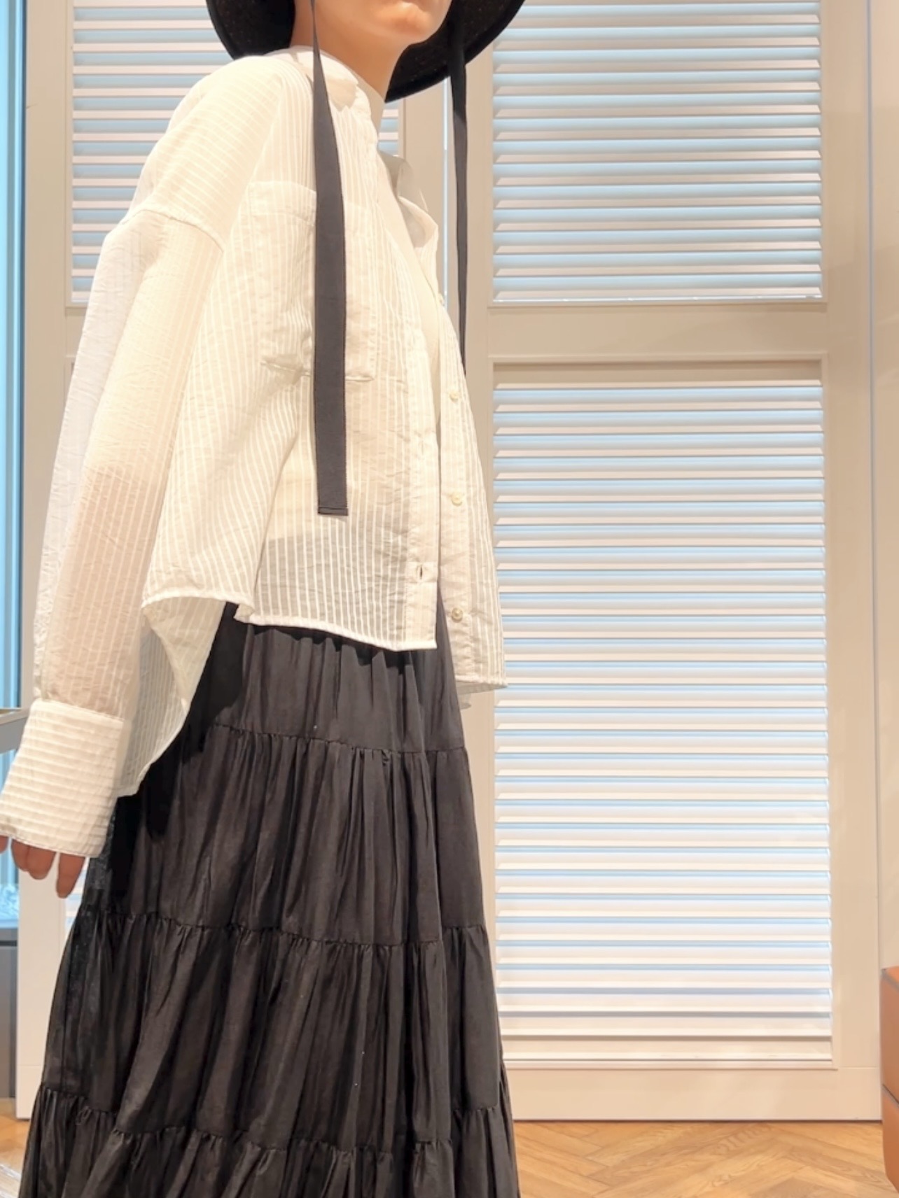 OCHIAIさんの「DRESSTERIOR｜シアーストライプクロップドシャツ」を使ったコーディネート