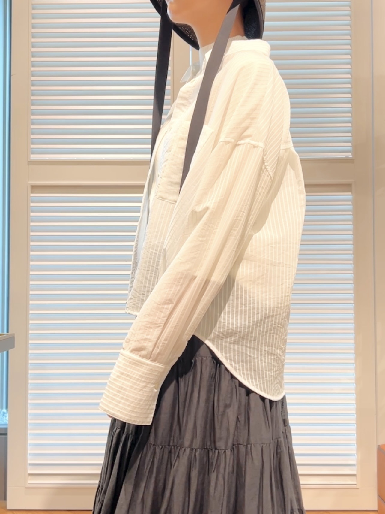OCHIAIさんの「DRESSTERIOR｜シアーストライプクロップドシャツ」を使ったコーディネート