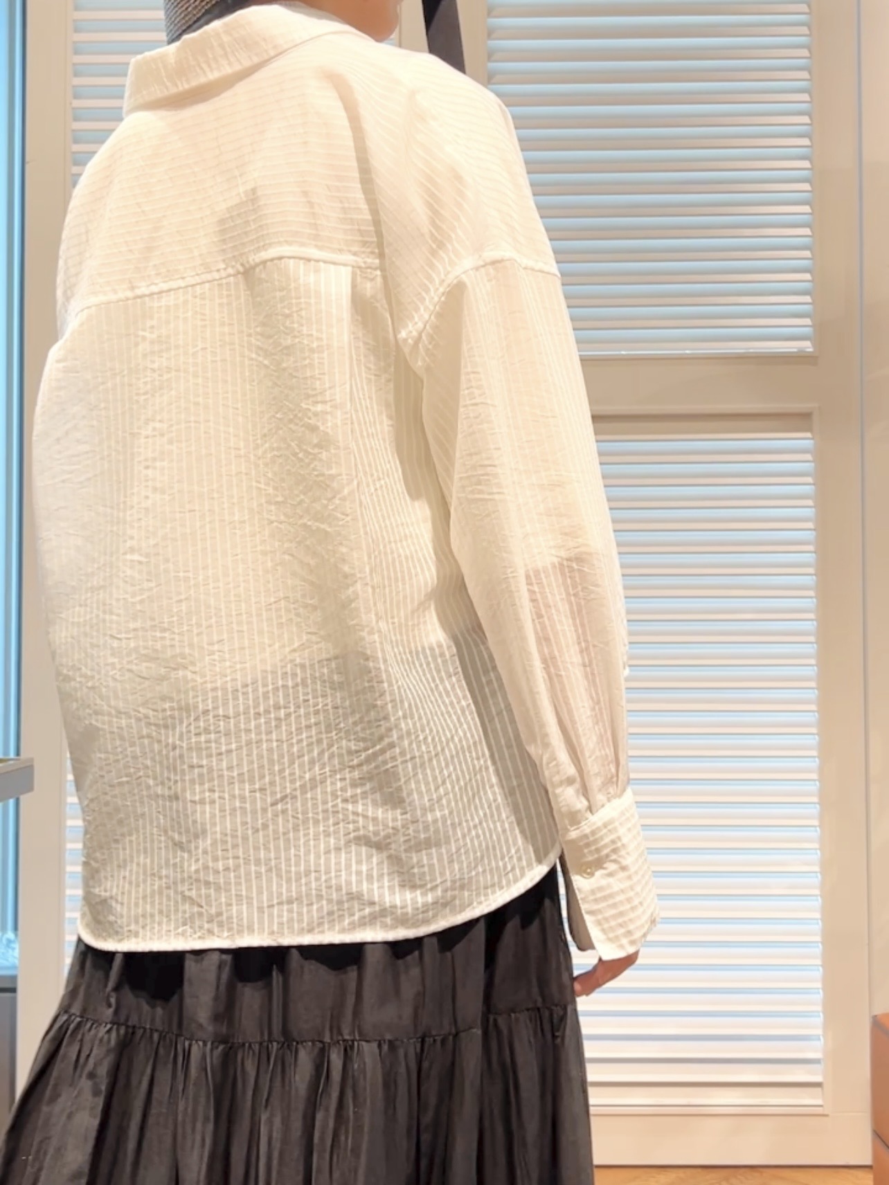 OCHIAIさんの「DRESSTERIOR｜シアーストライプクロップドシャツ」を使ったコーディネート