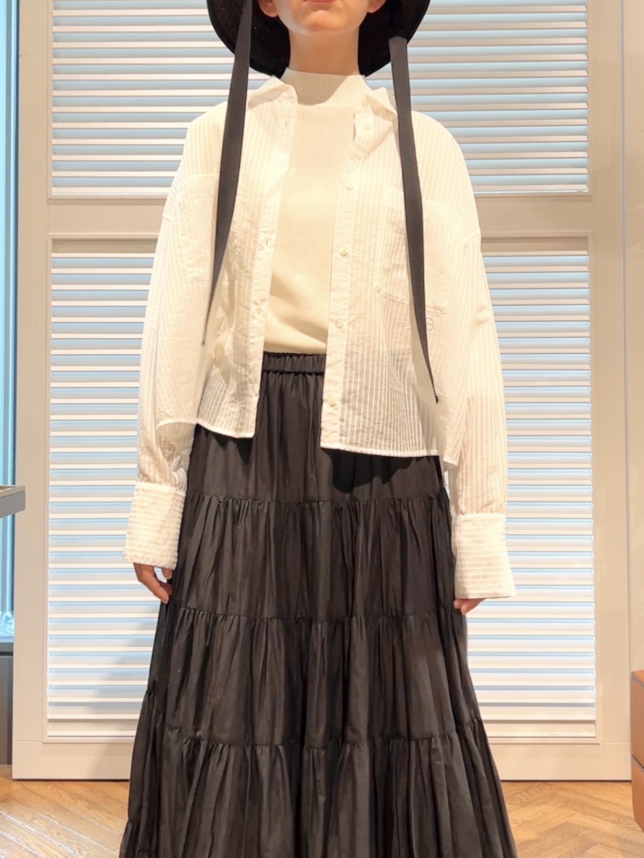 OCHIAIさんの「DRESSTERIOR｜シアーストライプクロップドシャツ」を使ったコーディネート