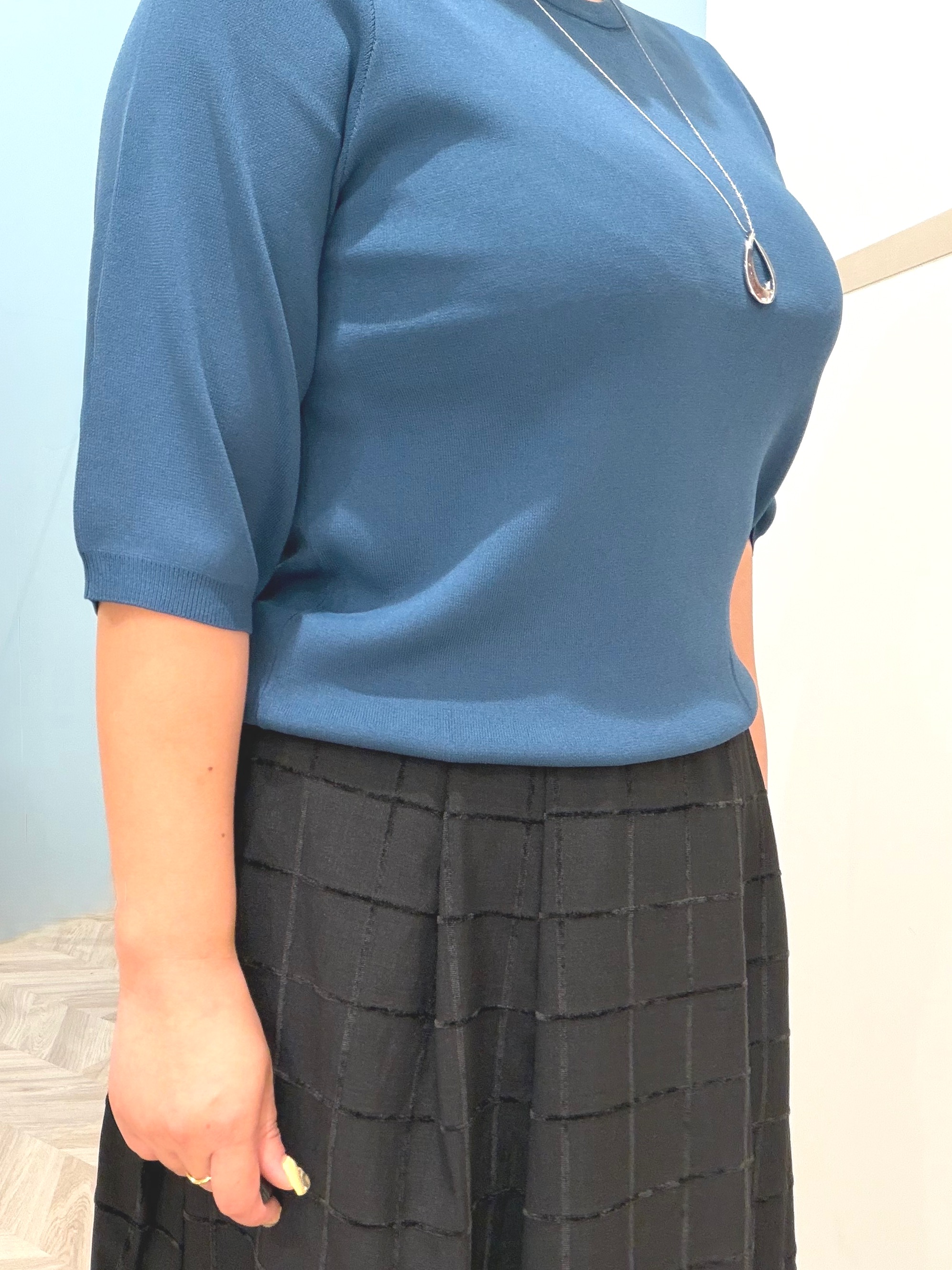 まちゃんなちゃんさんの「SHOO･LA･RUE｜【ガンガン洗える/UV/毛玉になりにくい】二の腕見せない 5分袖ニット」を使ったコーディネート